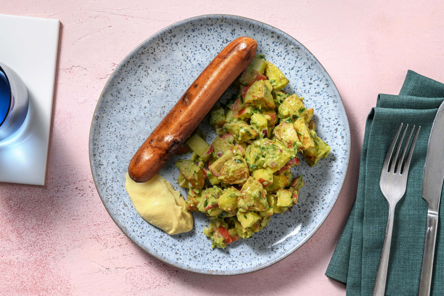 Vegane Bratwurst mit lauwarmem Kartoffelsalat