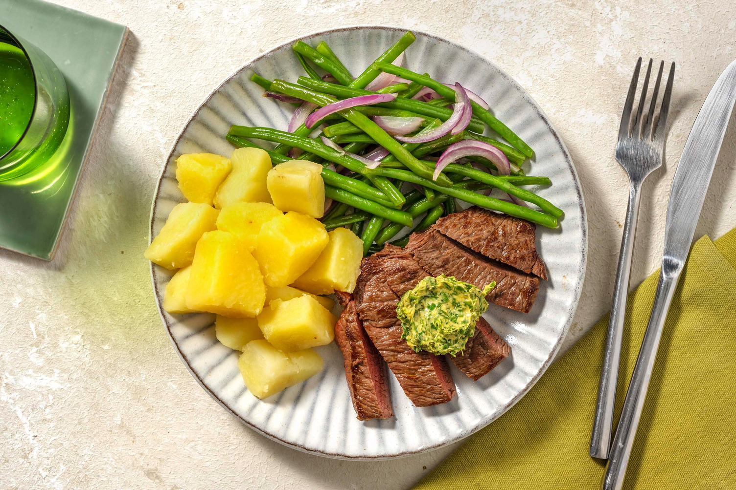 Rinderhüftsteak mit Paprika-Kräuter-Butter