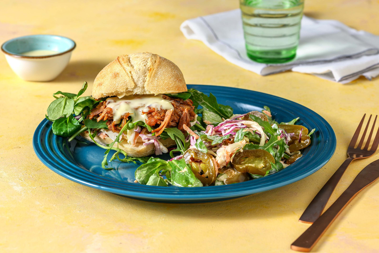 Ciabatta à l'effiloché de porc, garnie de jalapeños et d'oignon rouge