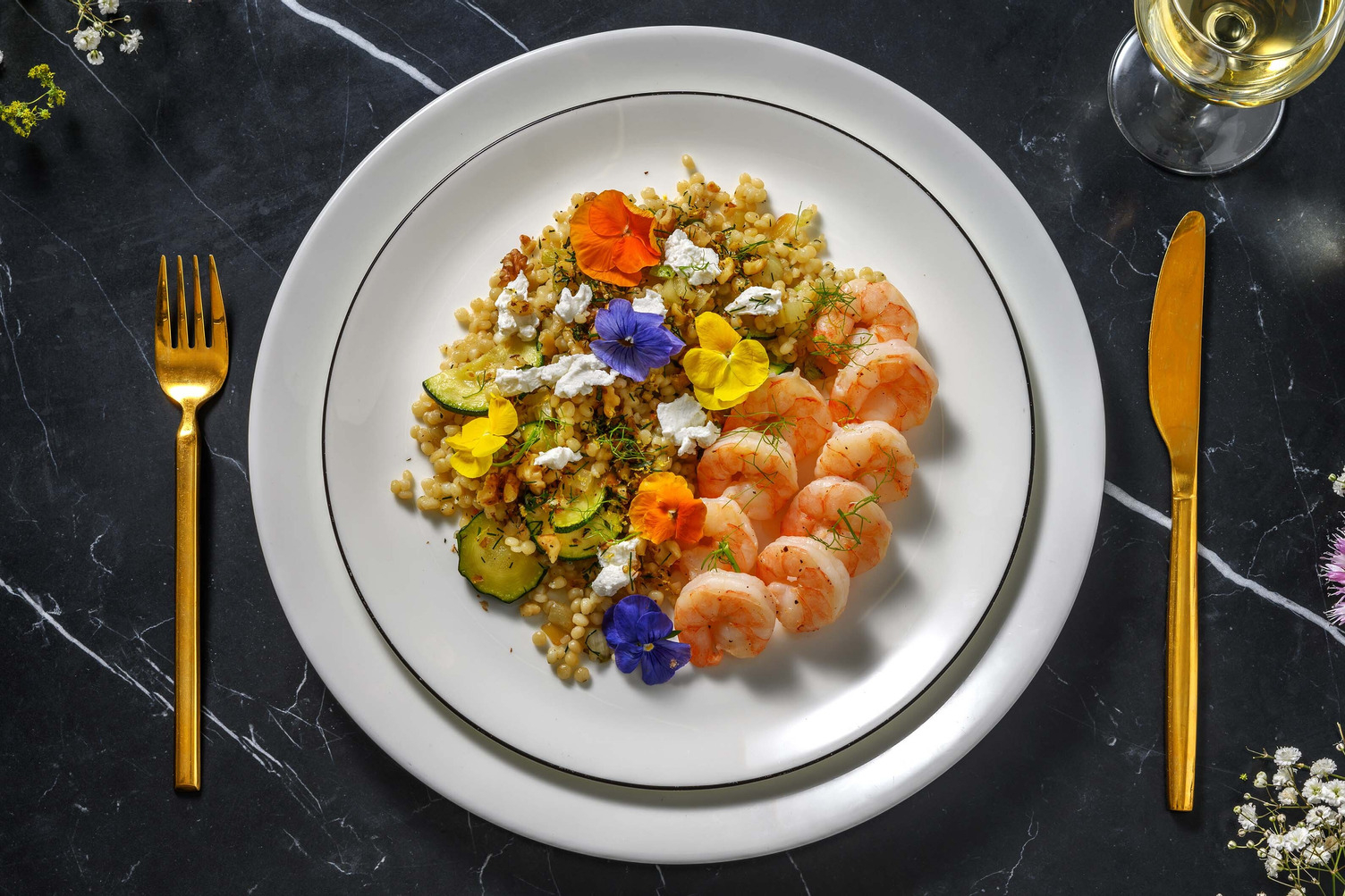 Grosses crevettes marinées au citron et à l'ail