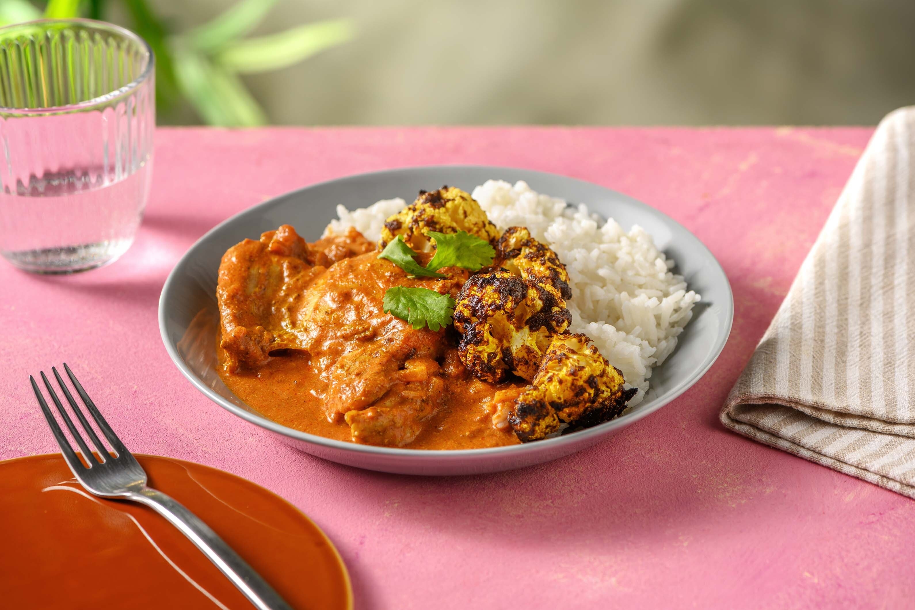 "Butter chicken" à l'indienne avec du chou-fleur rôti et du riz