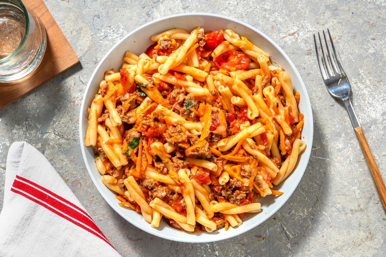 Schnelle Strozzapreti mit käsiger Bolognese