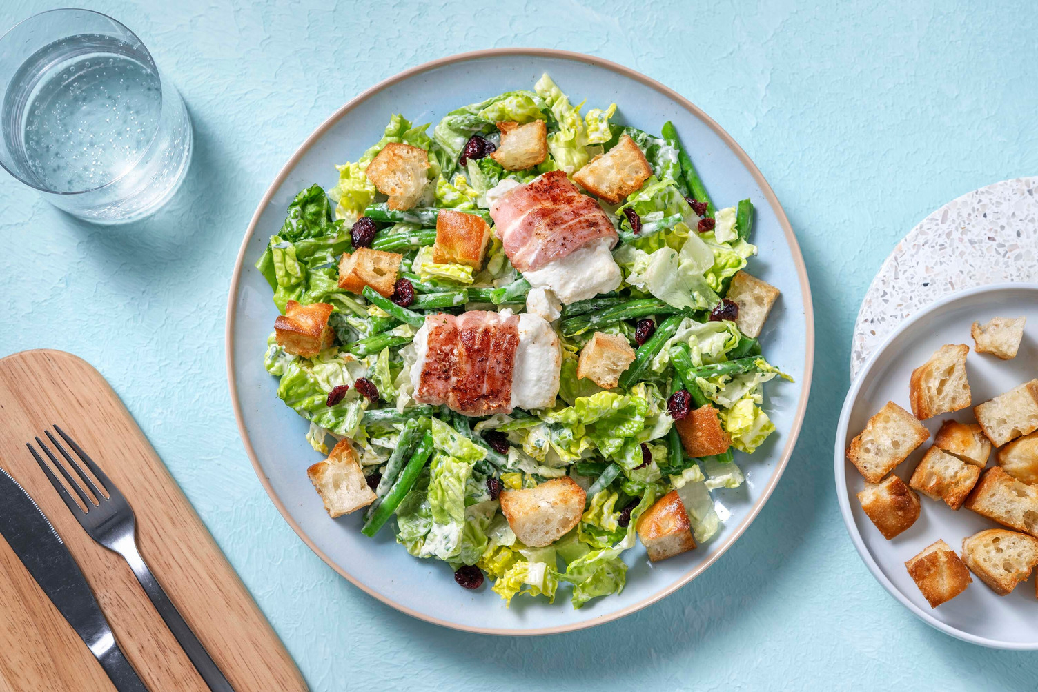 Salat mit Ziegenkäse im Speckmantel