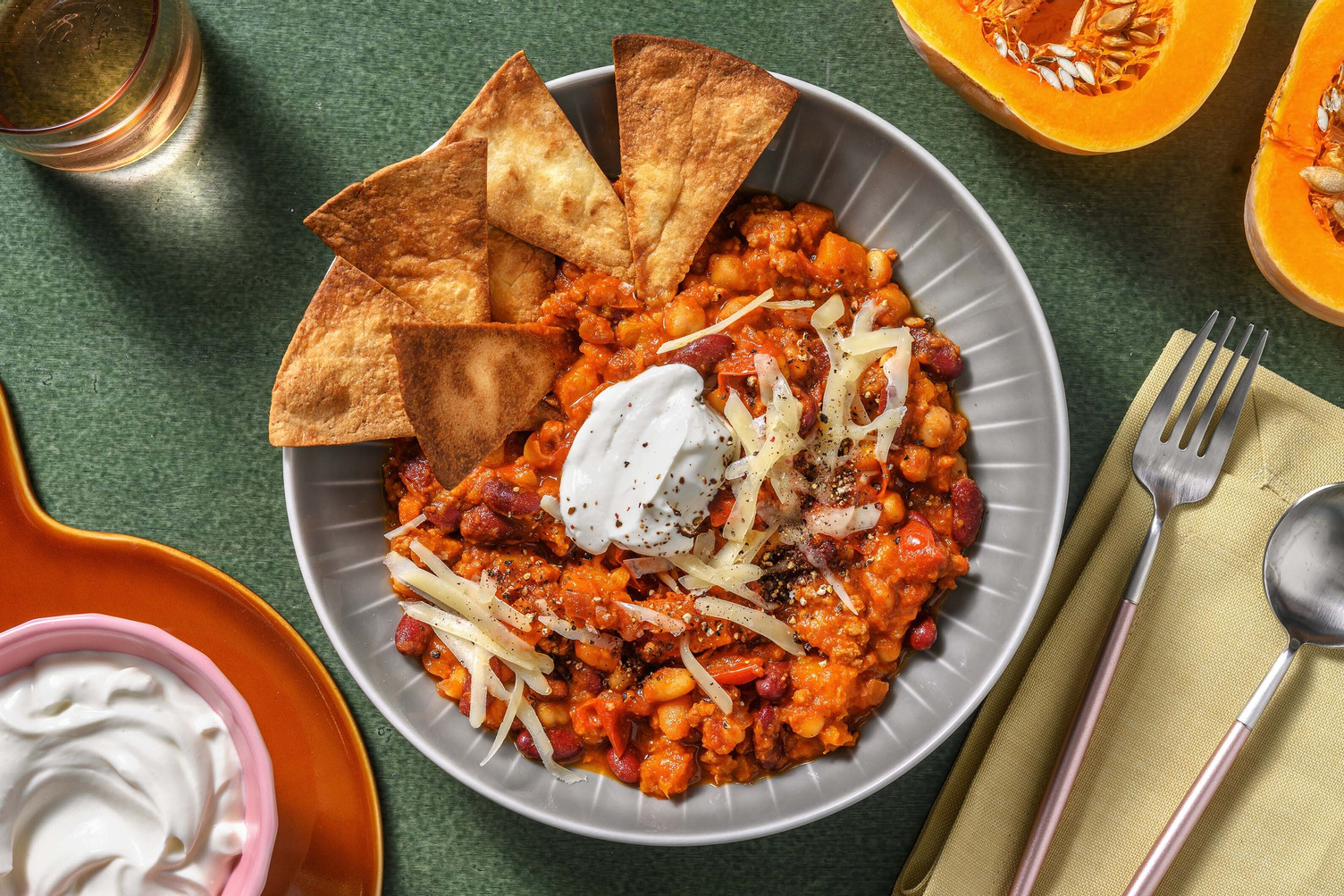 Pompoenchili met zelfgemaakte tortillachips