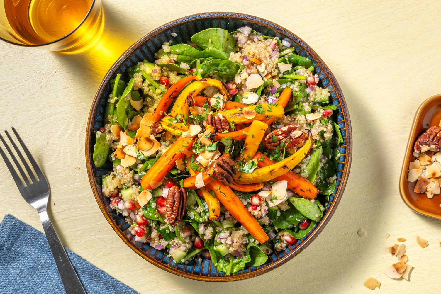 Spinat-Quinoa-Bowl mit Sumach-Nussmix
