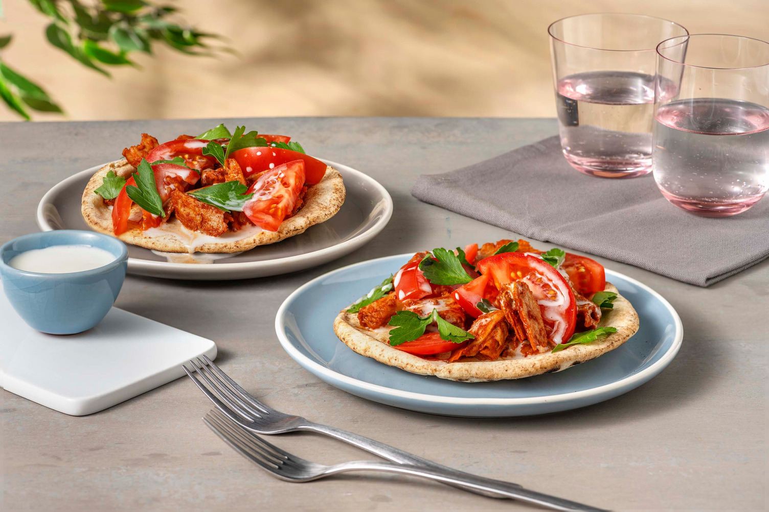 Pita mit veganem Gyros und Buttermilch-Dip