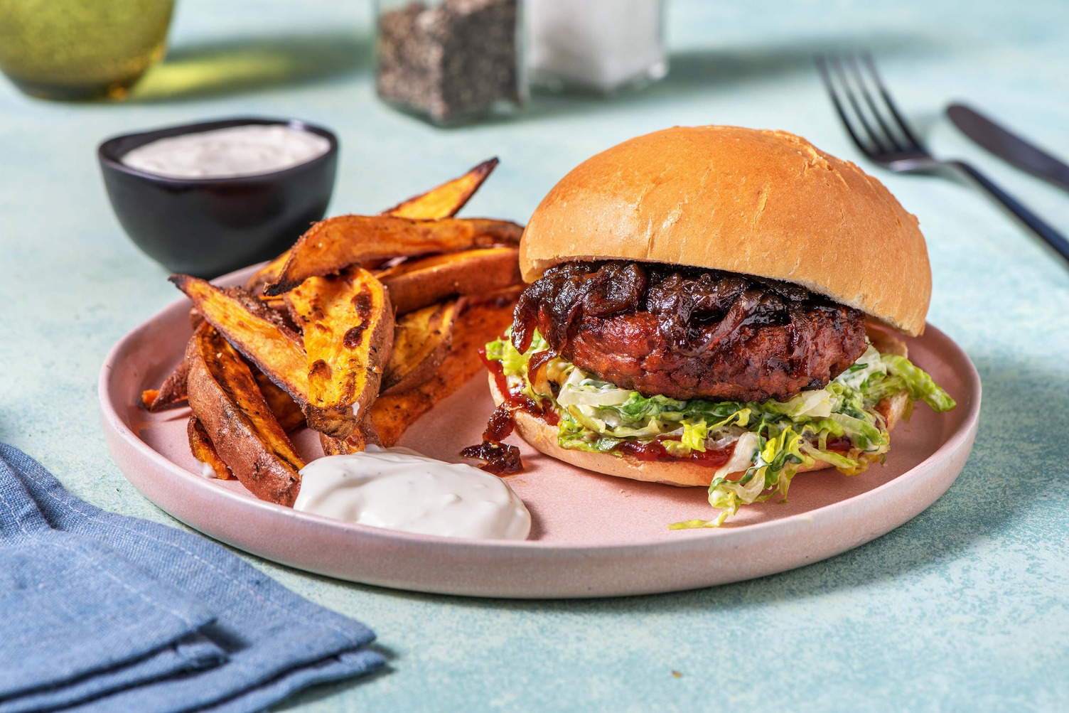 Vegan BBQ Burger mit karamellisierten Zwiebeln