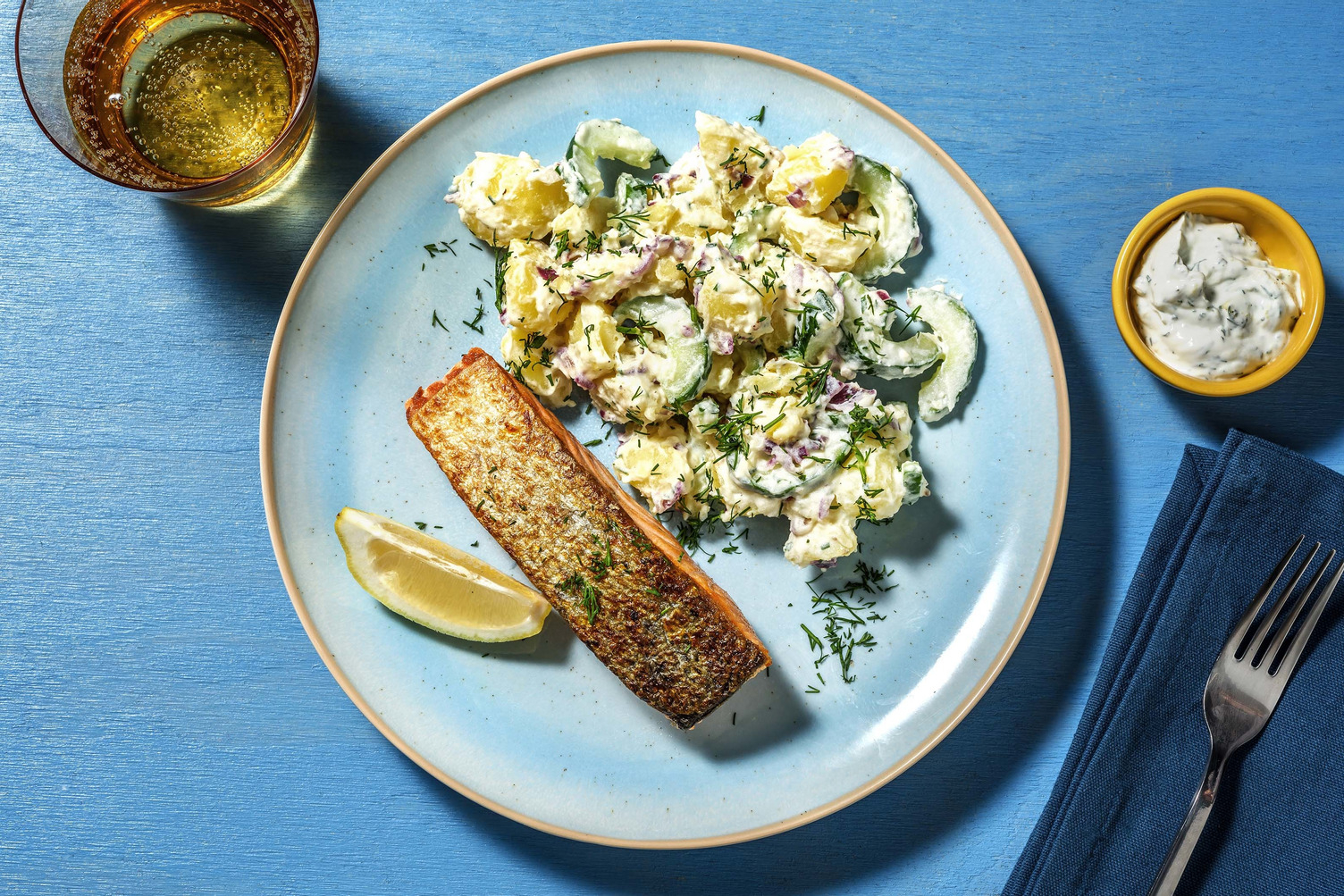Lachsfilet mit Kartoffel-Gurken-Salat und Dill