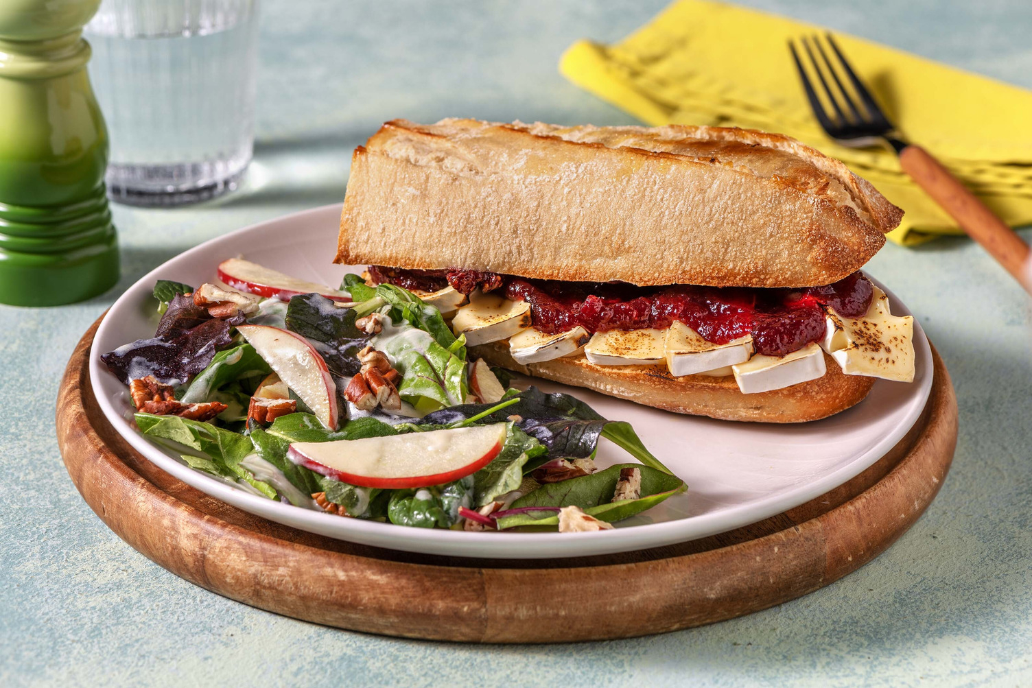 Camembert-Sandwich mit Feigen-Zwiebel-Relish