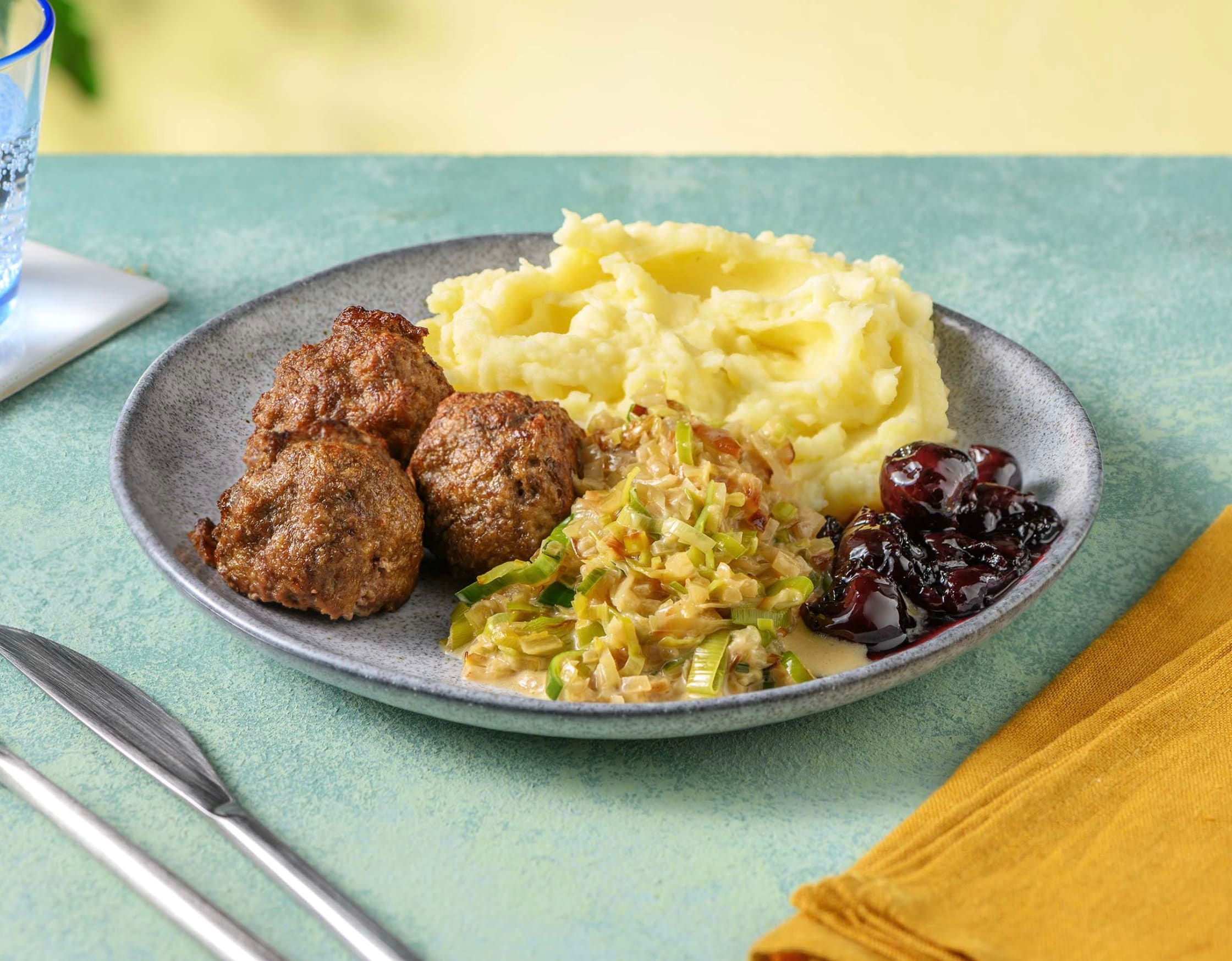 Purée et boulettes de viande hachée, poireau et griottes