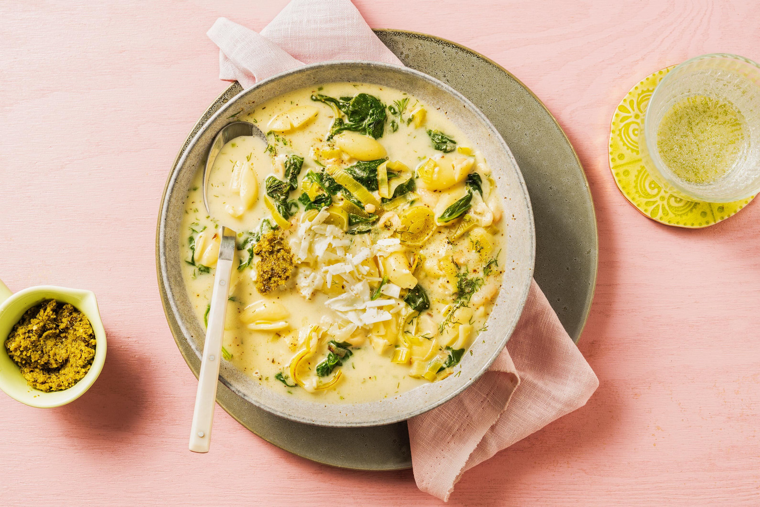 Soupe garnie de conchiglie fraîches et pesto
