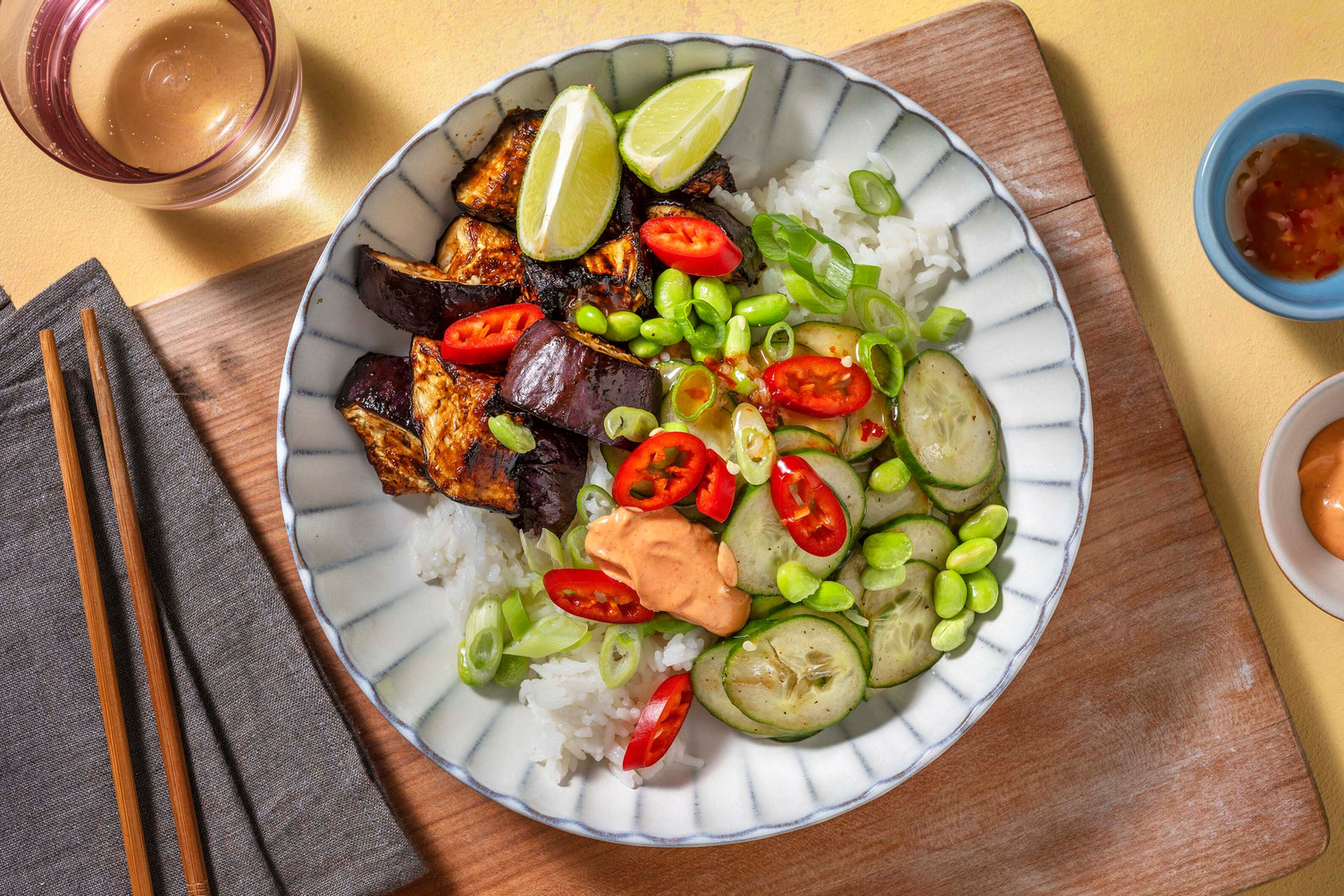 Bunte Bowl mit Edamame & glasierter Aubergine