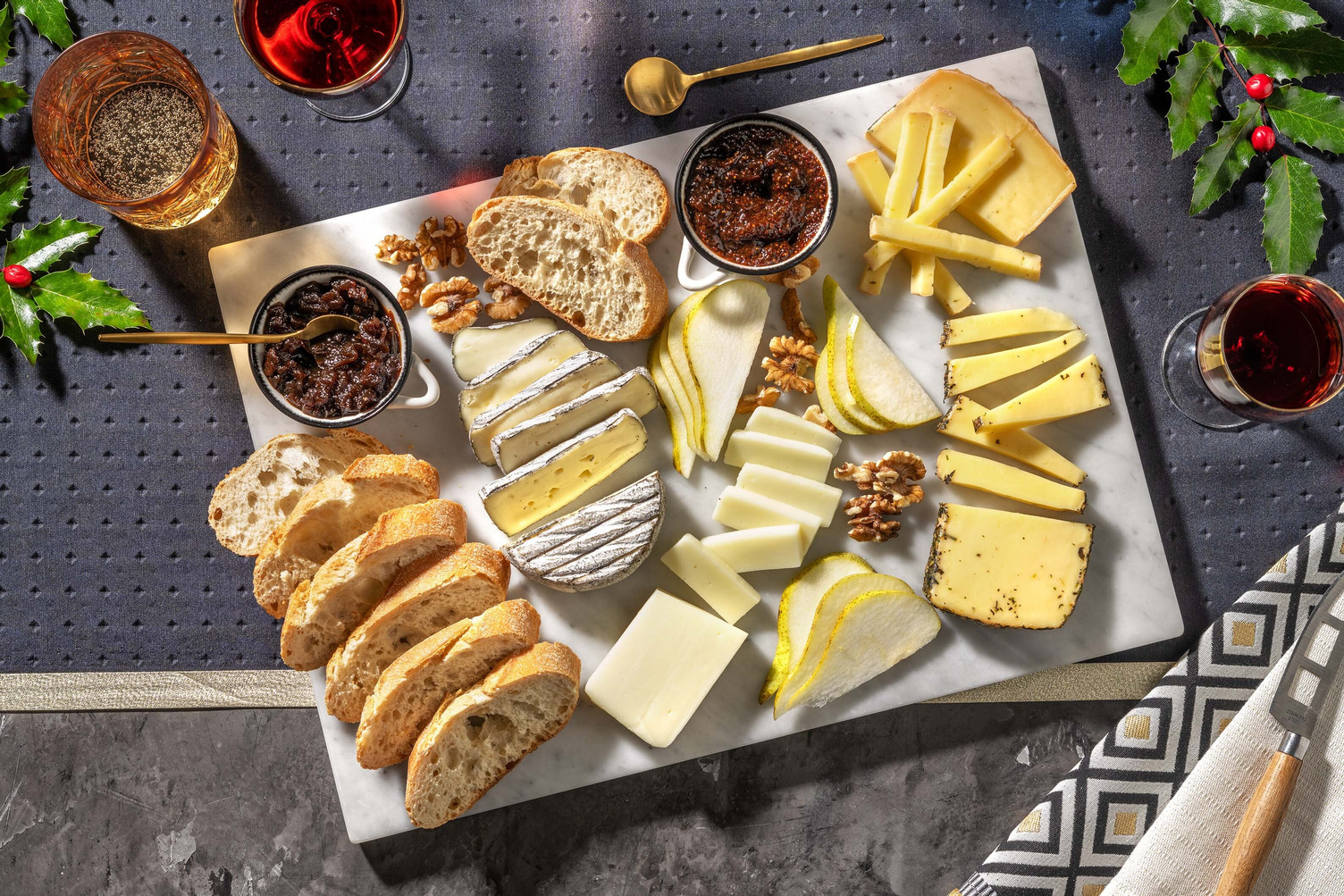 Festliche Käseplatte mit Feigen-Relish & Apfel-Brandy-Chutney