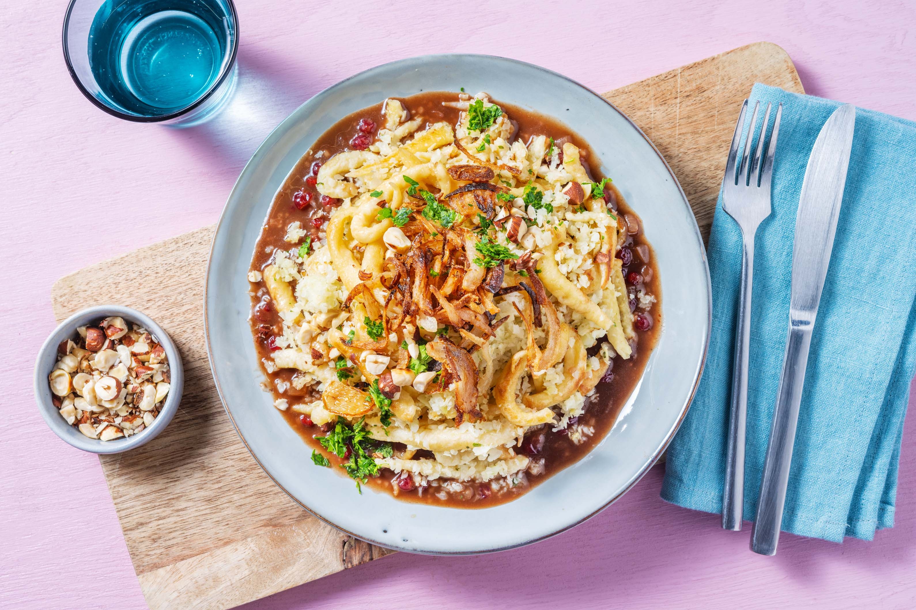 Spätzle mit Spitzkohl, Röstzwiebeln & Bratensoße