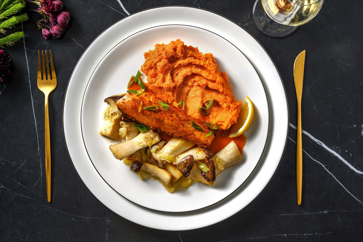 Honig-Lachsfilet auf Ingwer-Miso-Süßkartoffelpürree