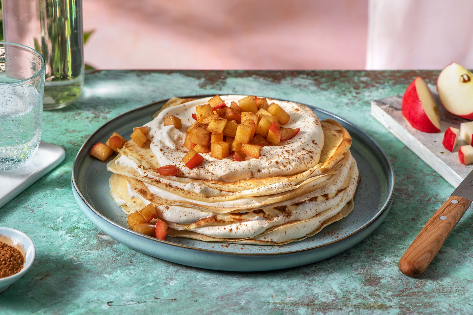 Mille-feuille de crêpes à la pomme caramélisée et à la cannelle