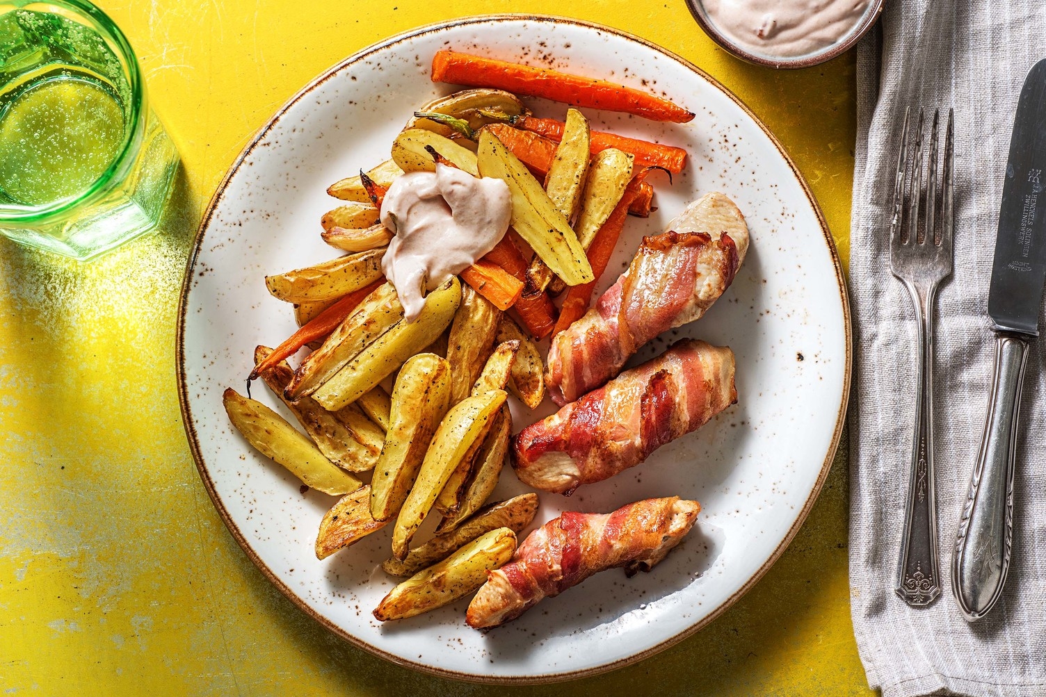 Bio-Hähnchen-Sticks mit Bacon und Kartoffelspalten