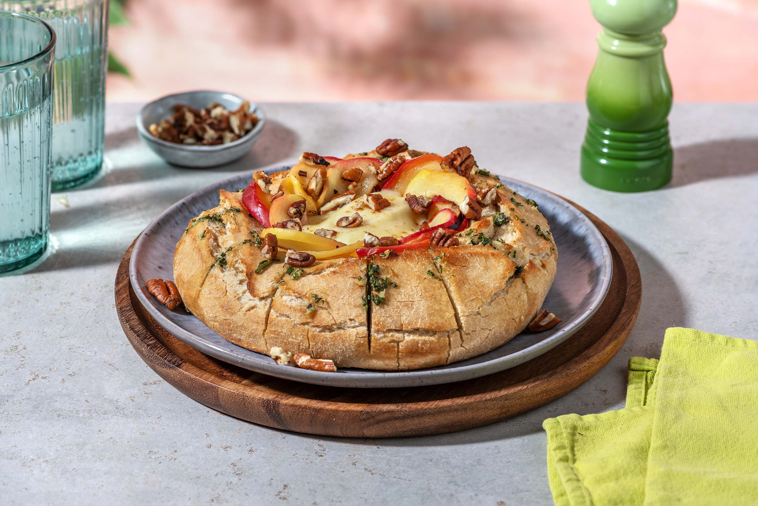 Ofenkäse mit Apfel-Pekannuss-Topping im Ringbrot