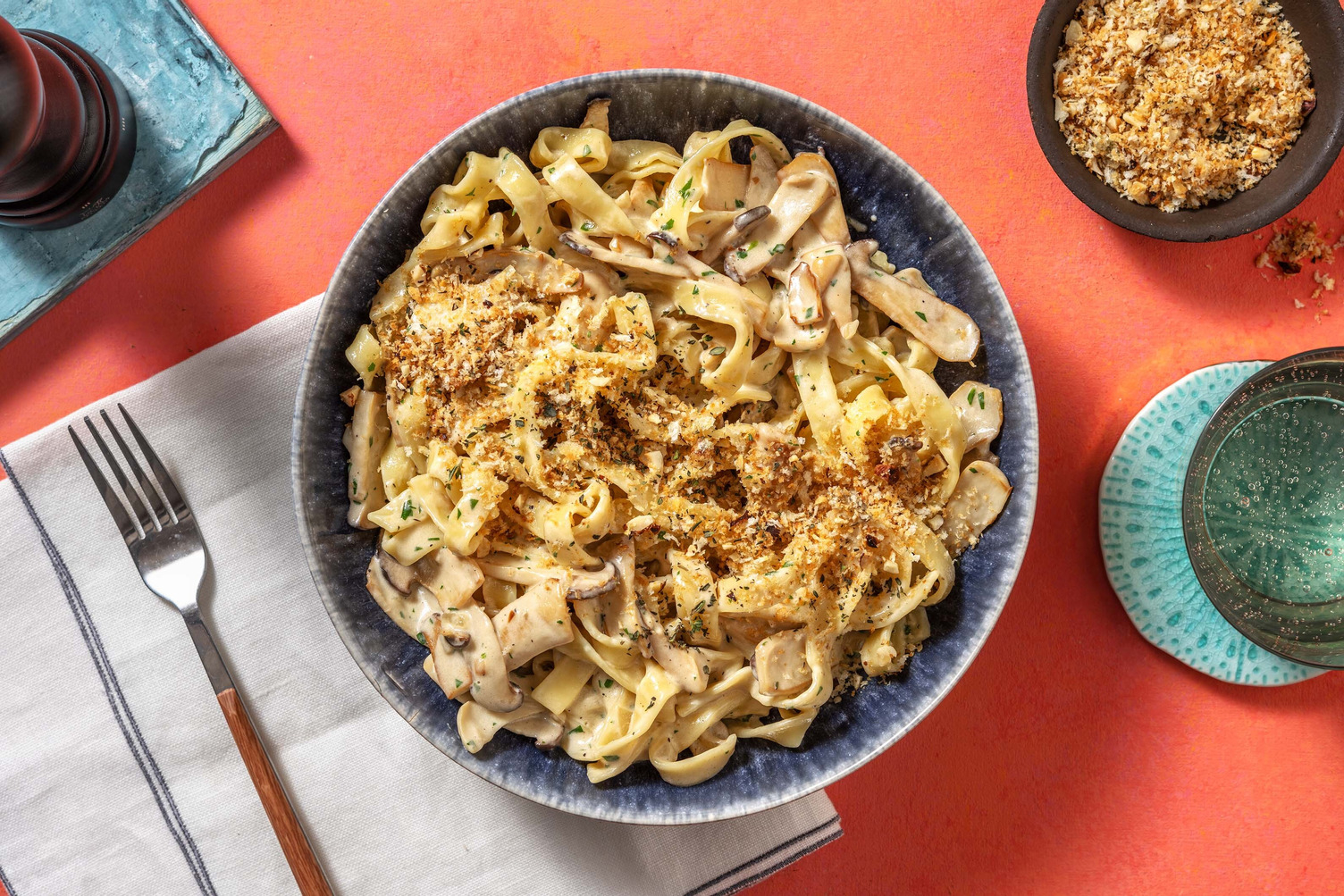 Fettuccine in Kräuterseitlingsoße & extra Bacon