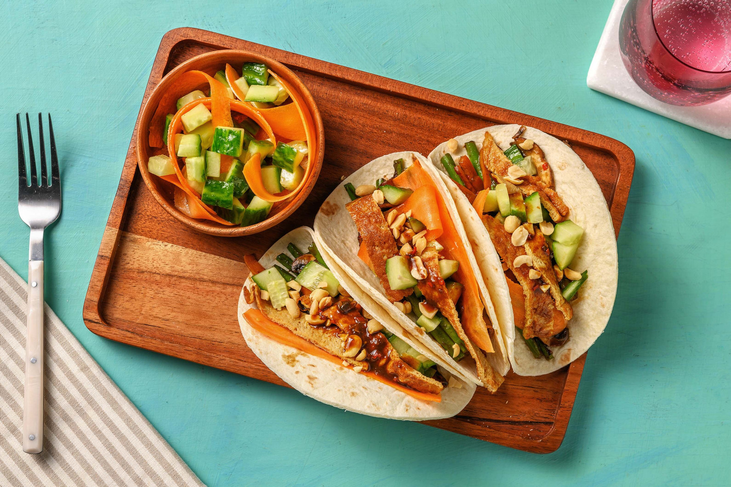 Vegetarische wraps met groenten in hoisinsaus