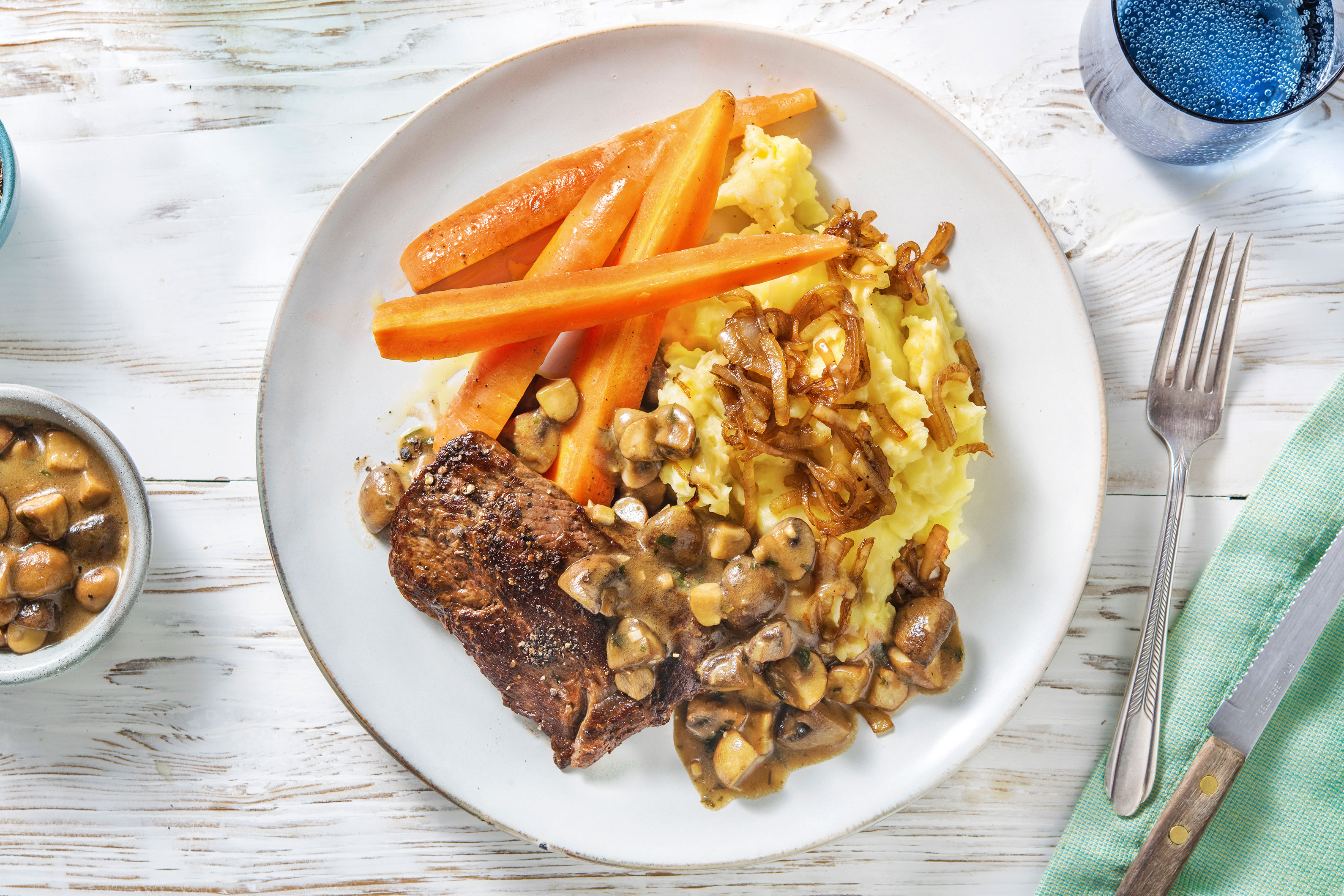 Rindersteak mit Schmorzwiebeln und Pilzsoße