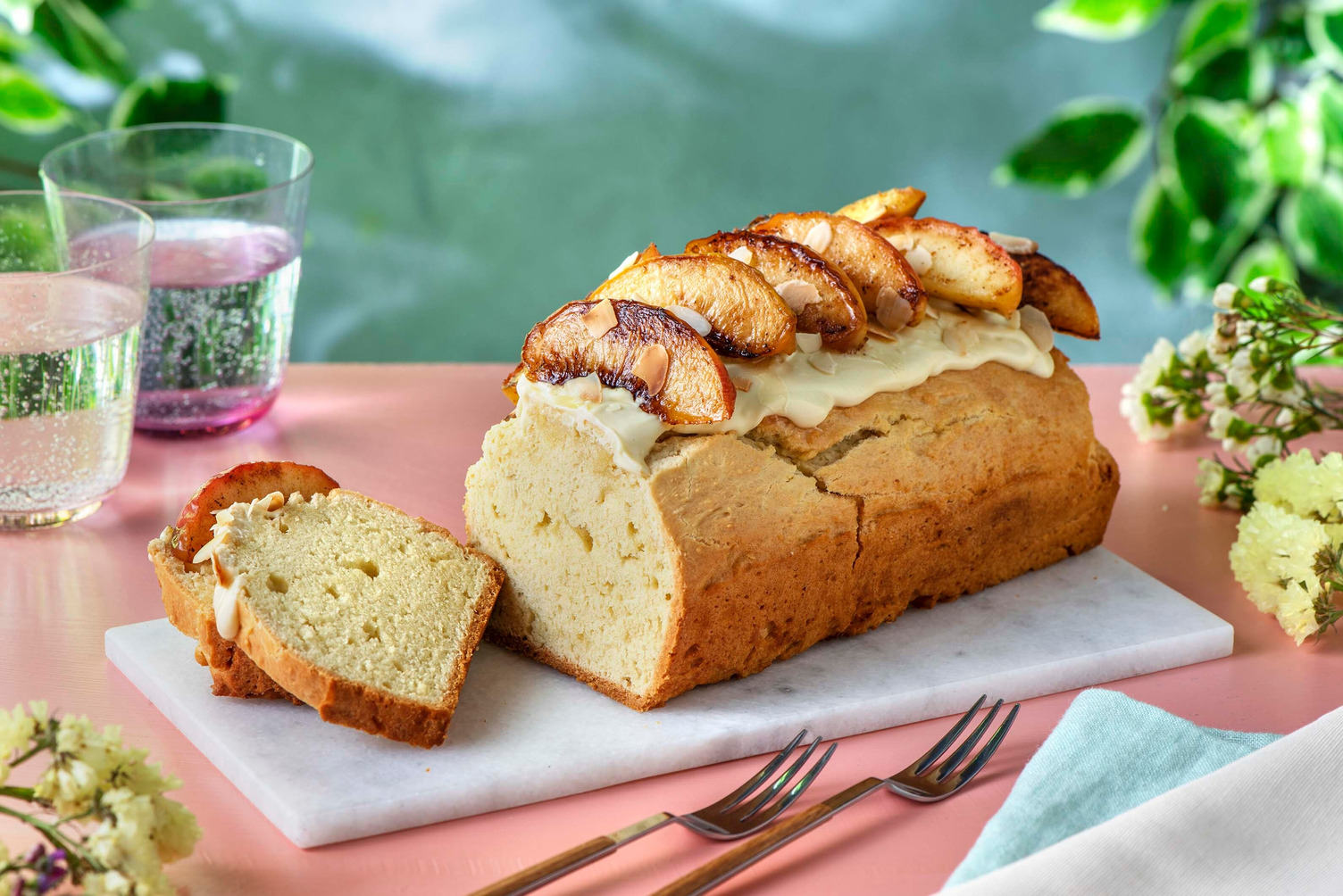 Cake met witte chocolade, gebakken perzik en appel