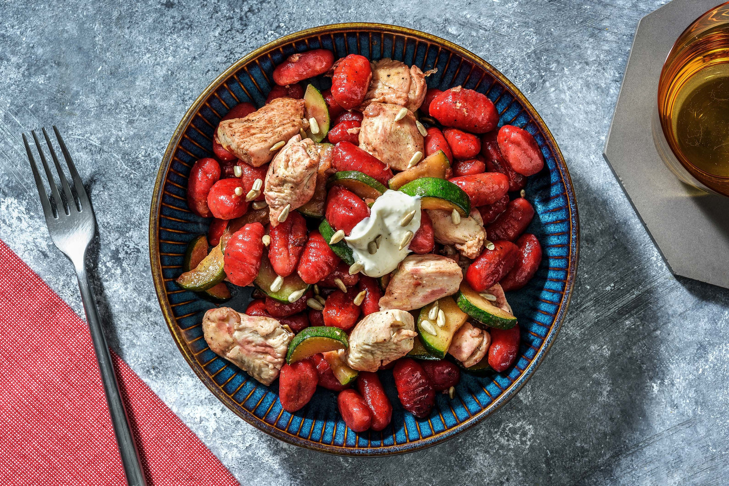 Rote-Beete-Gnocchi mit Hähnchengeschnetzeltem