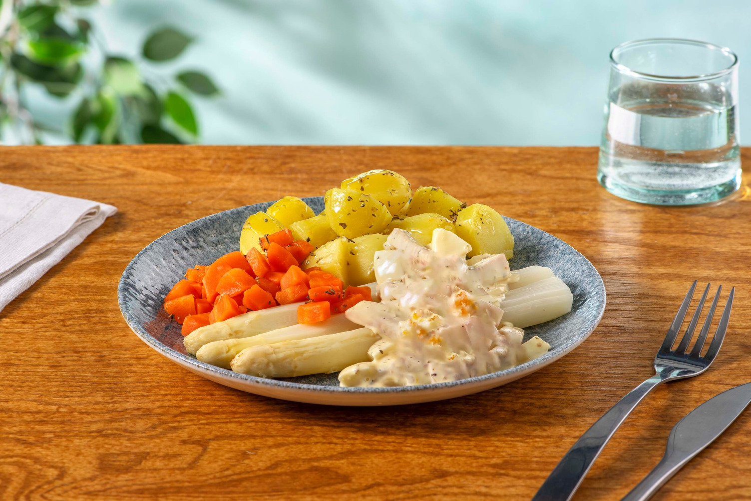 Witte asperges met krieltjes, hollandaisesaus en ham