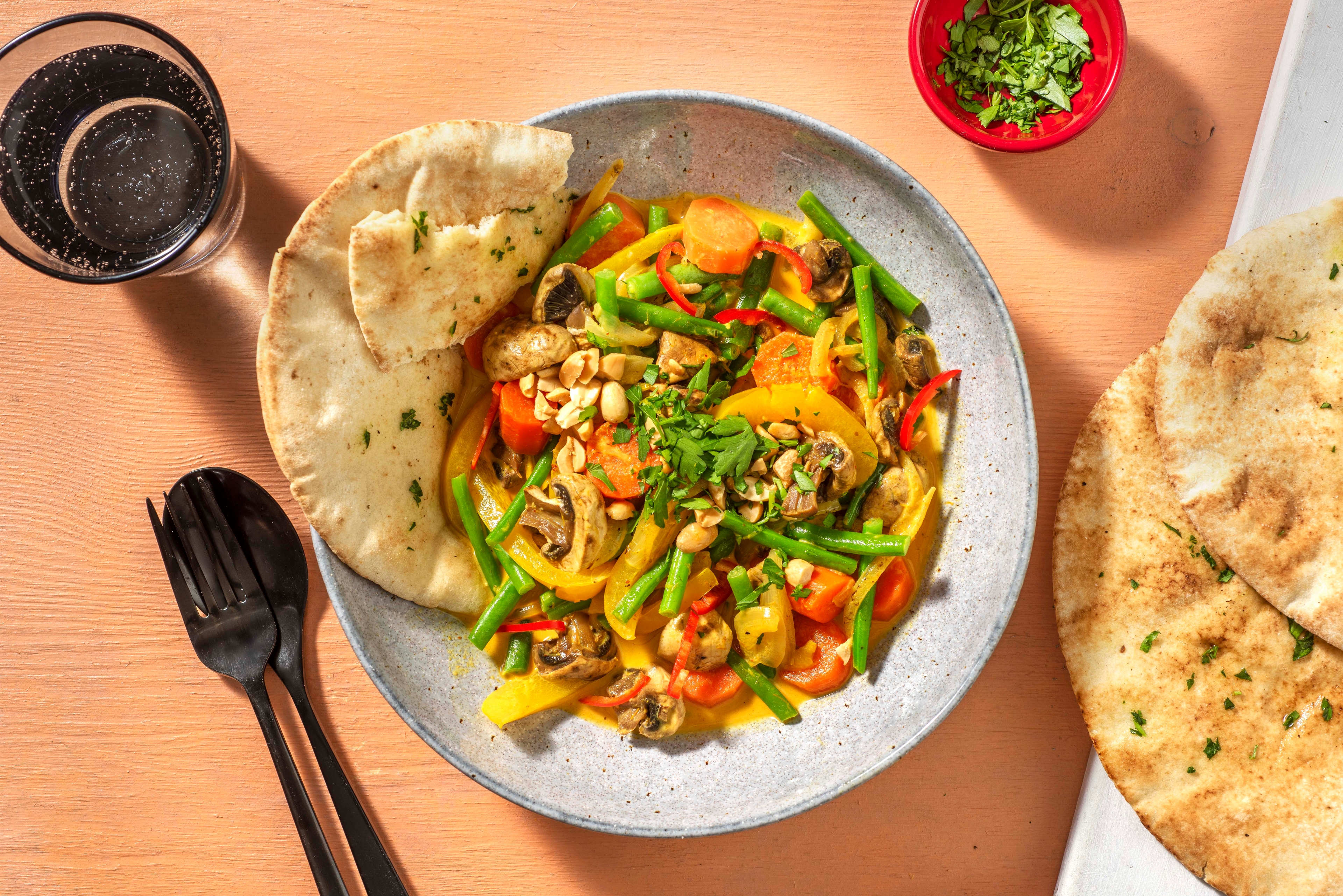 Gelbes Curry mit Varoma-Gemüse, Erdnüssen und Chapati