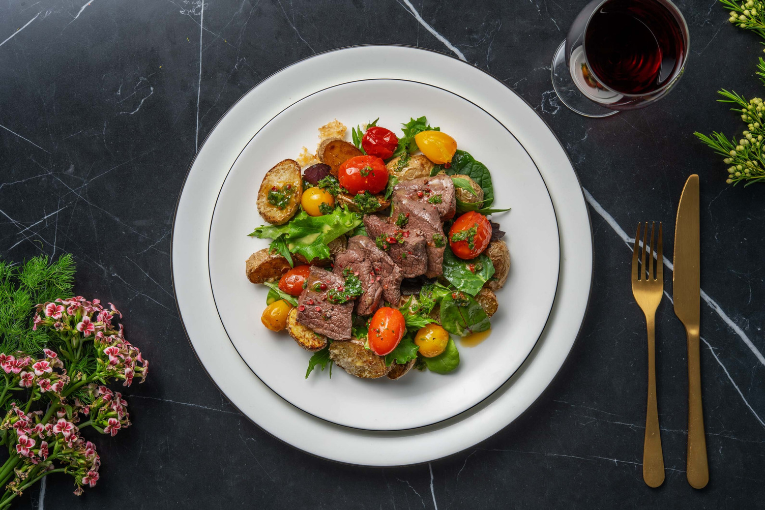 Rinderfiletspitzen mit Chimichurri auf Salat