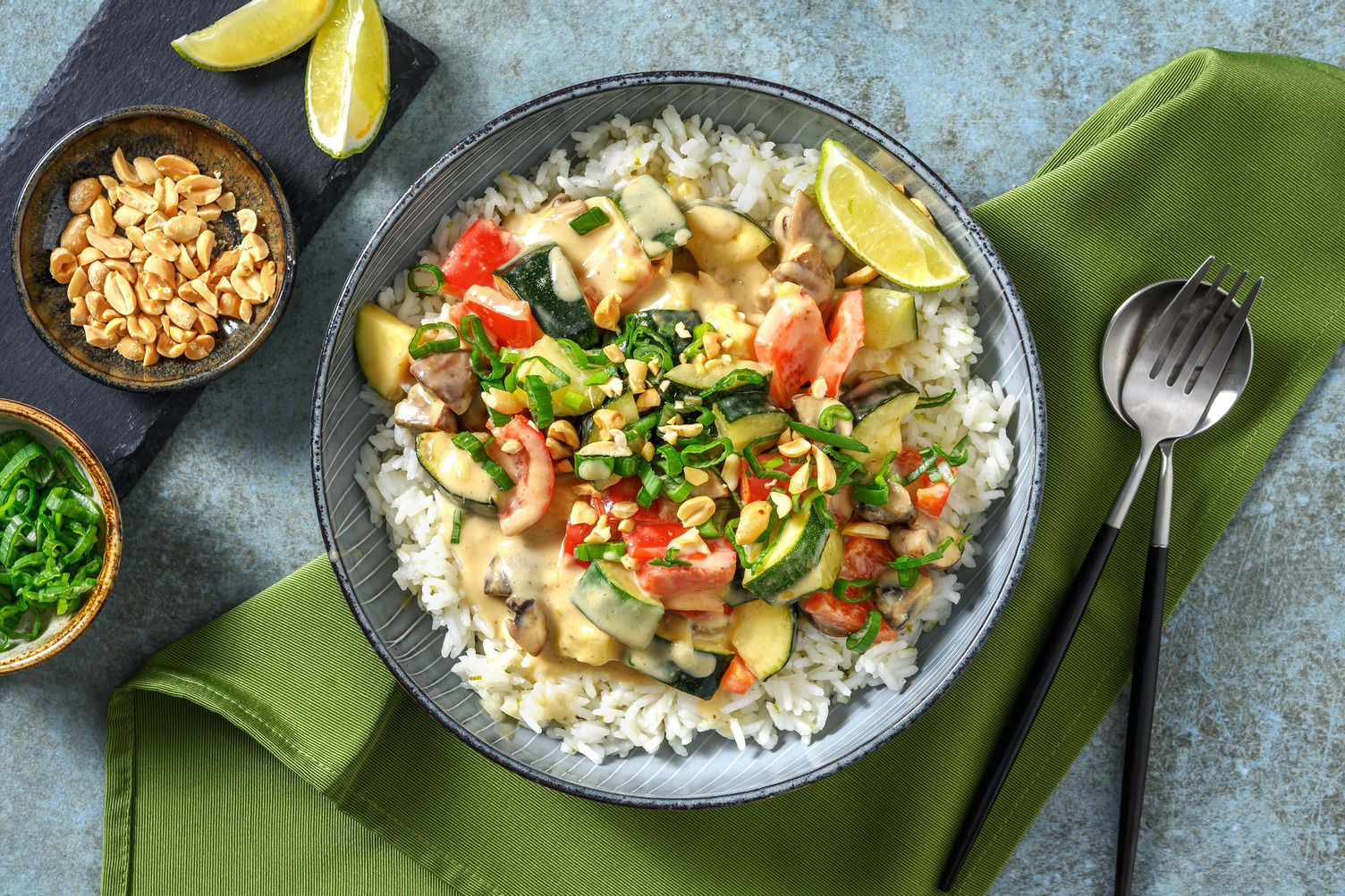 Scharfes grünes Gemüsecurry mit Limettenreis