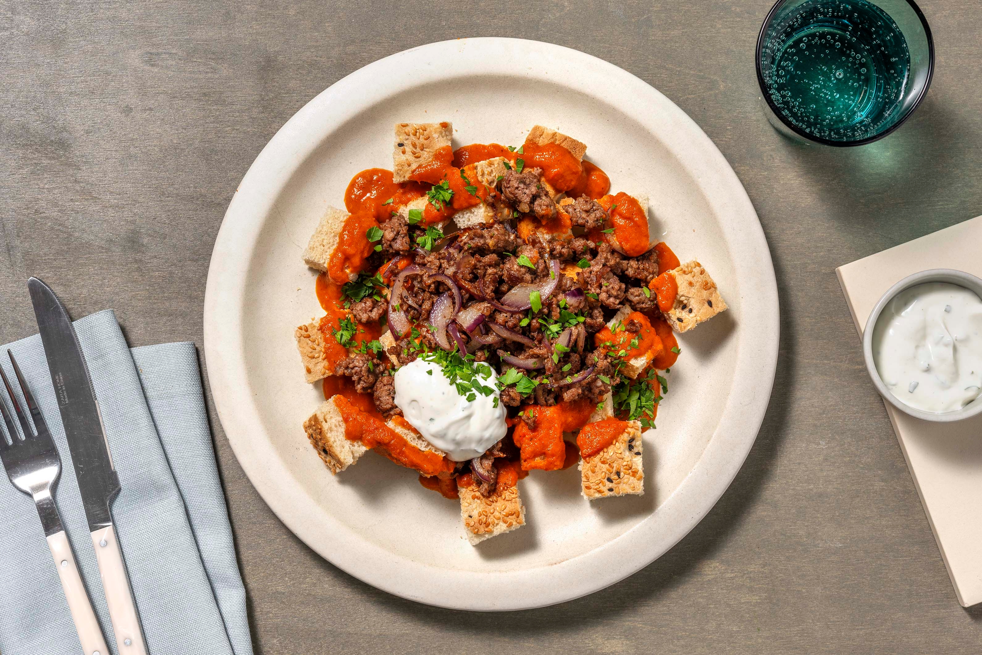 Iskender mit Hackfleich vom Weiderind und würziger Ofen-Tomatensoße