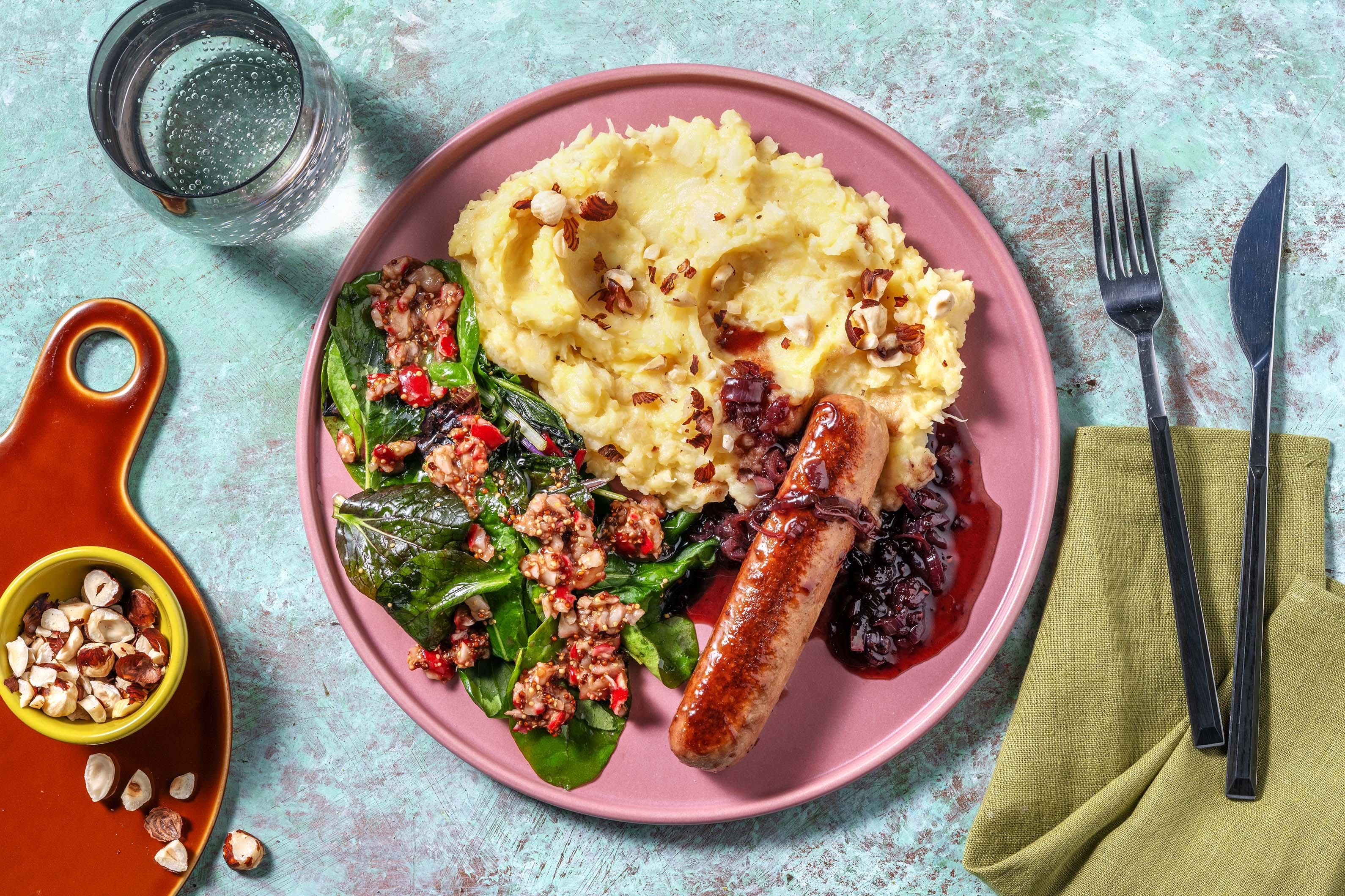 Vegane Bratwurst mit Zwiebelsoße & Stampf