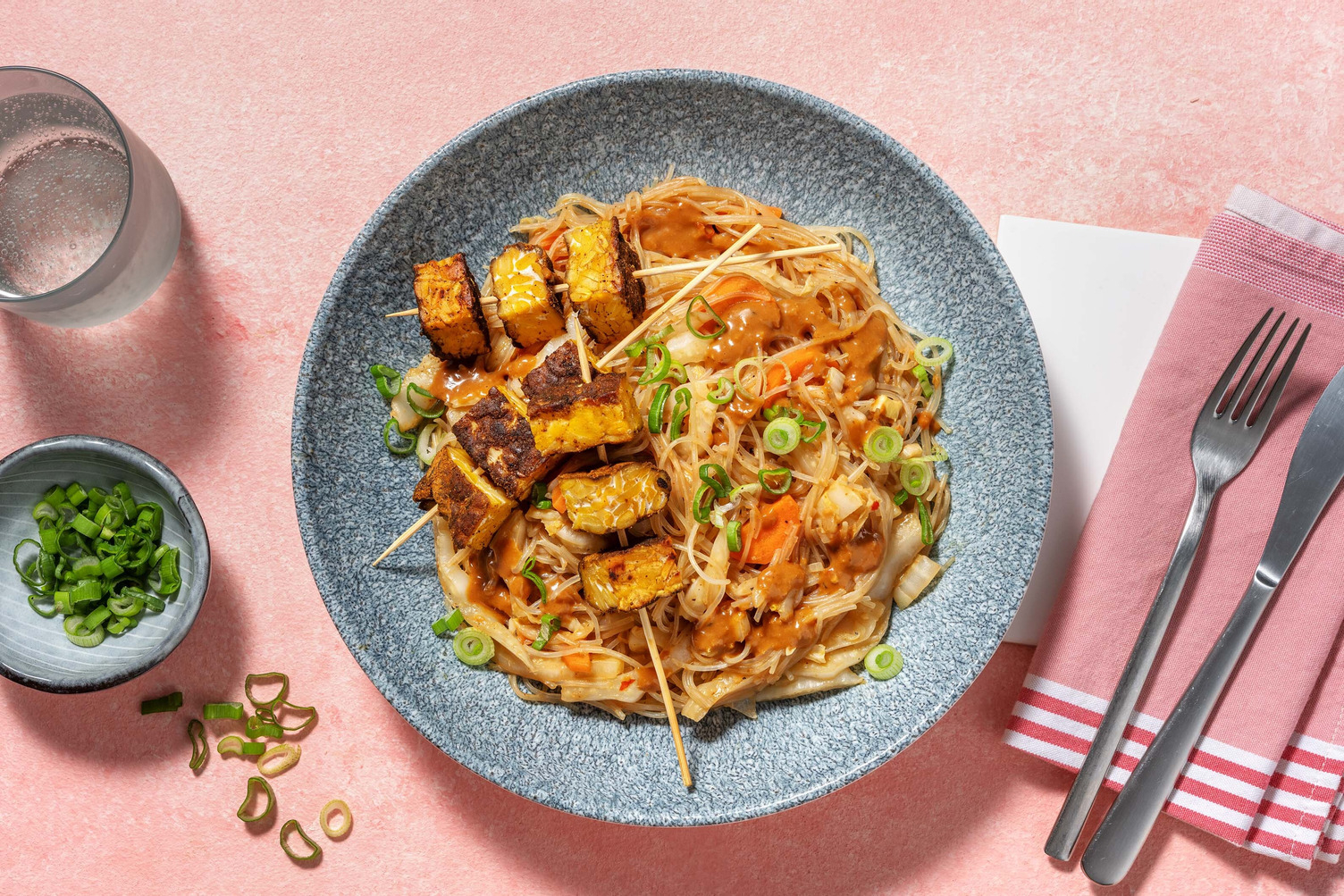 Tempeh-Satay-Spieße auf Glasnudeln