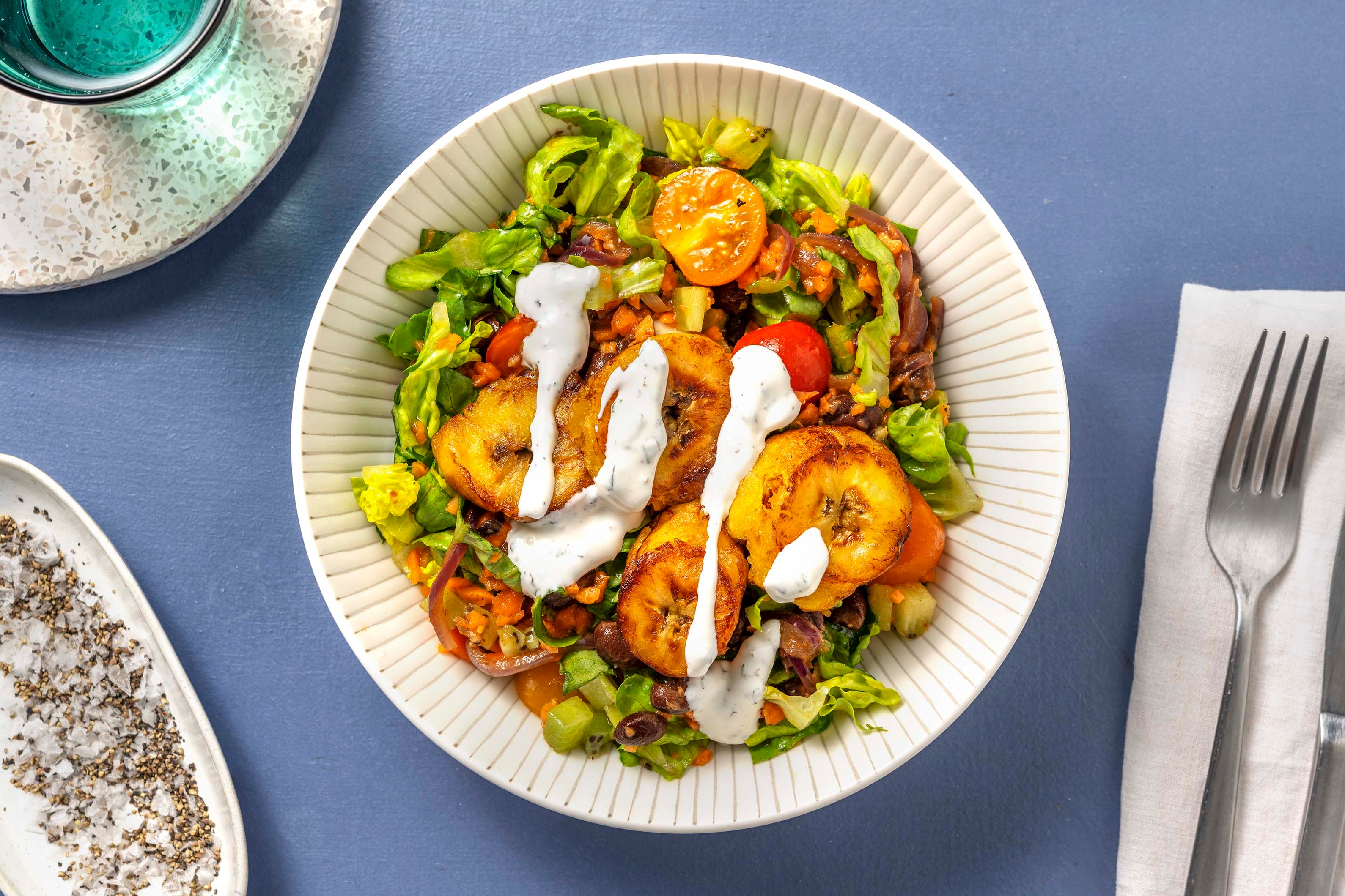 Patacones! Frittierte Kochbanane auf fruchtigem Salat