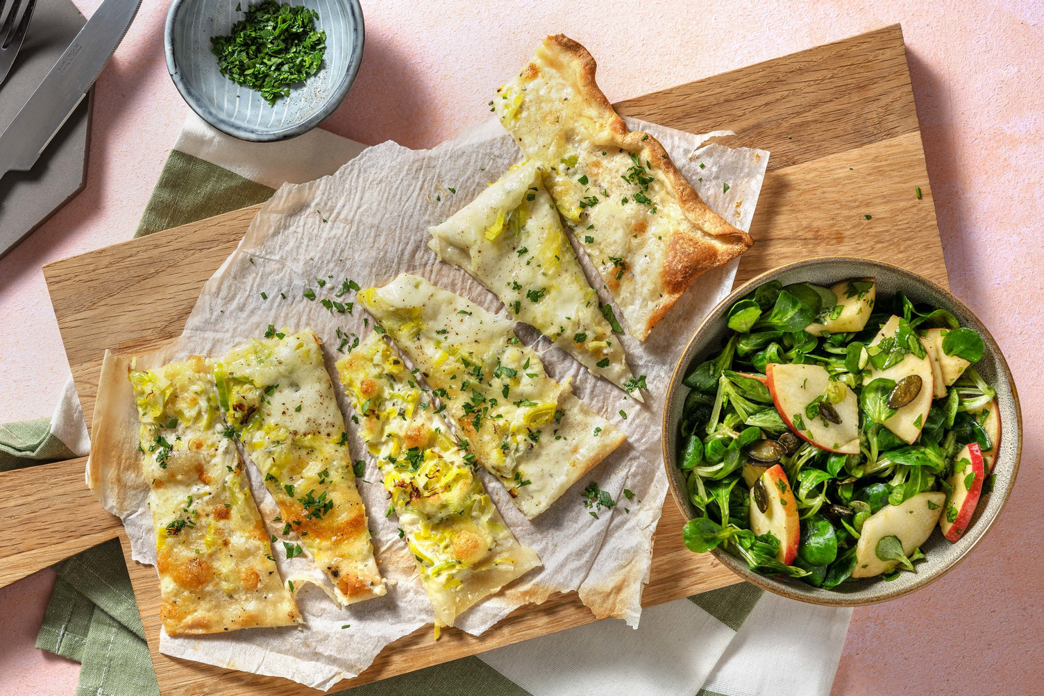 Flammkuchen mit Porree, Mozzarella & extra Räucherlachs