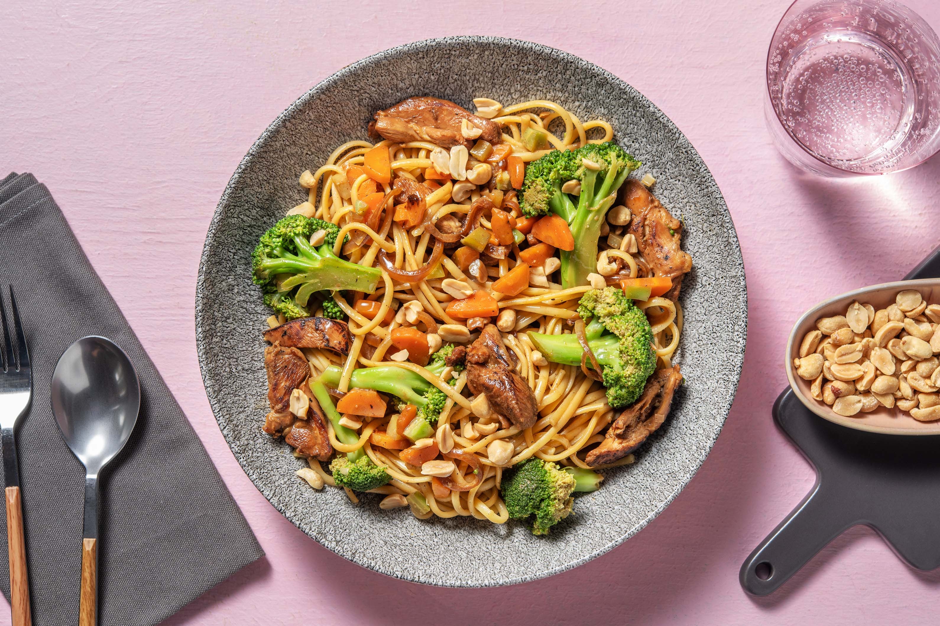 Stir-fry de linguine et poulet à la cacahuète