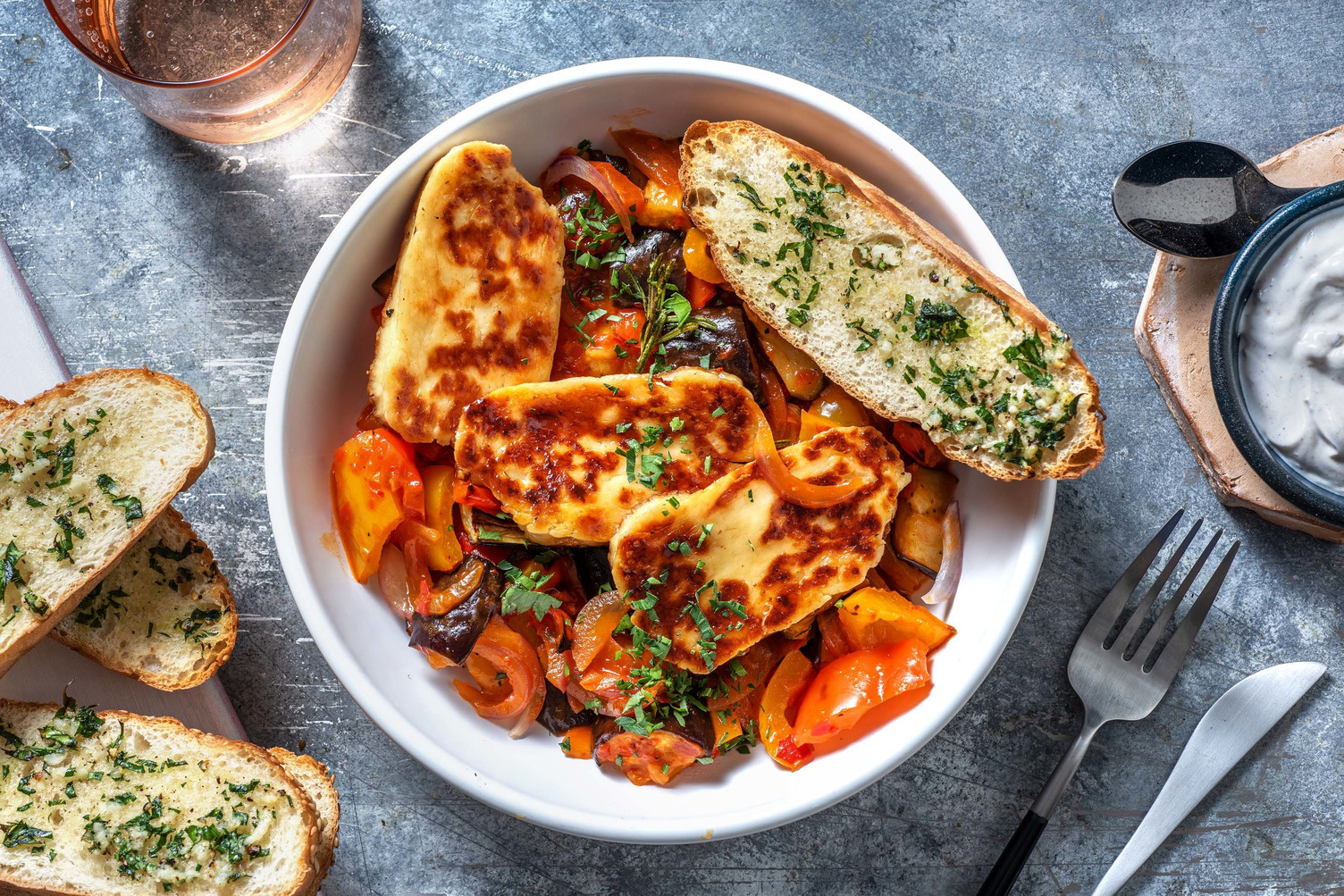 Honig-Rosmarin-Halloumi mit Ajvargemüse