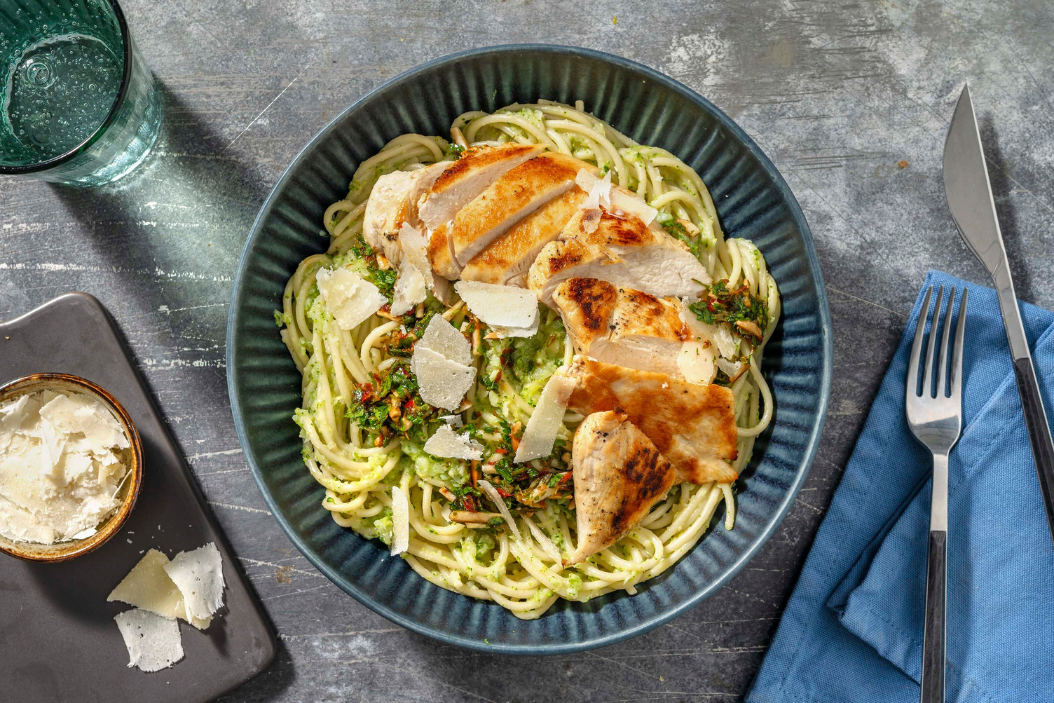 Hähnchenbrust auf Spaghetti in Brokkolisoße