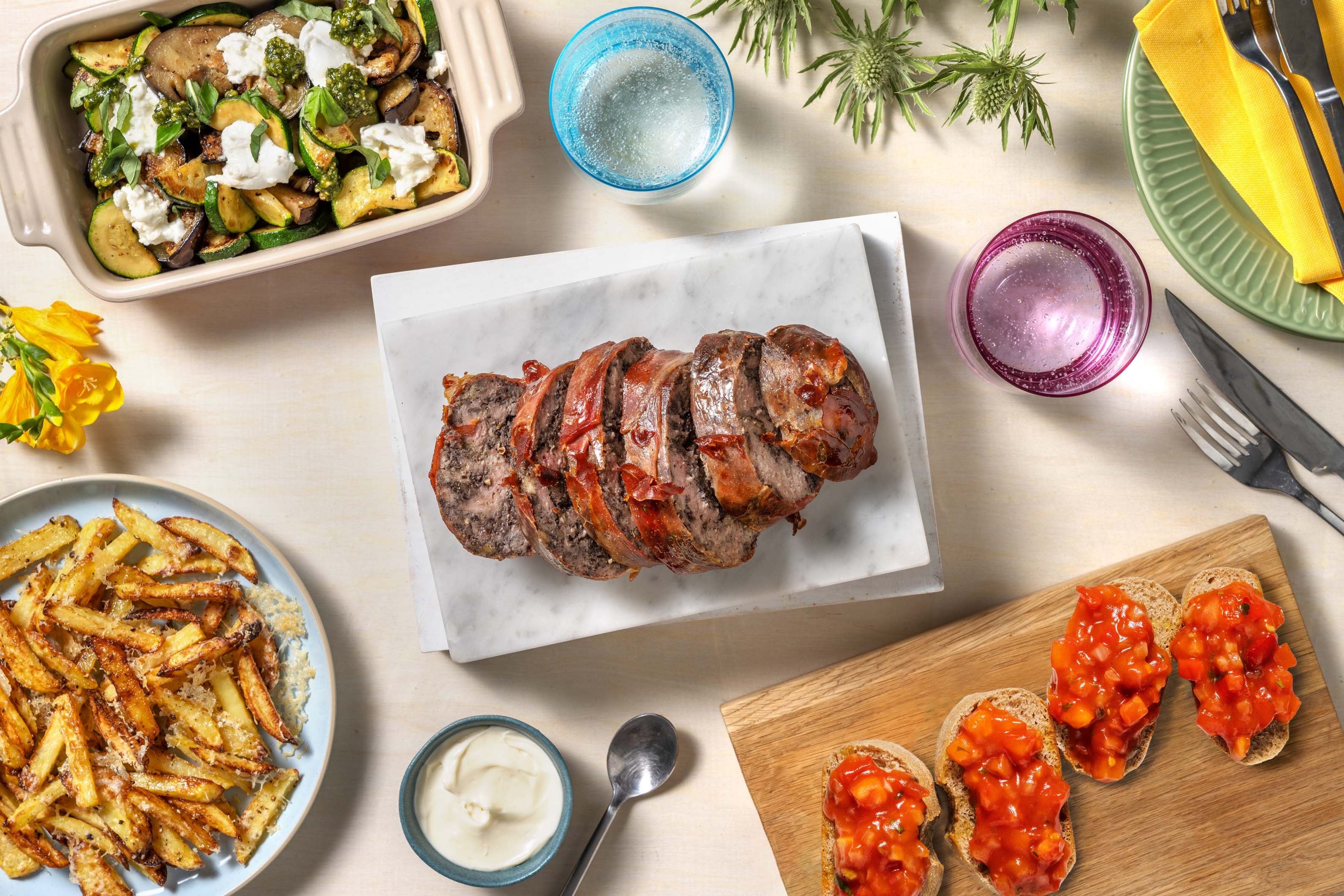 Feestelijk gehaktbrood met serranoham en bruschetta