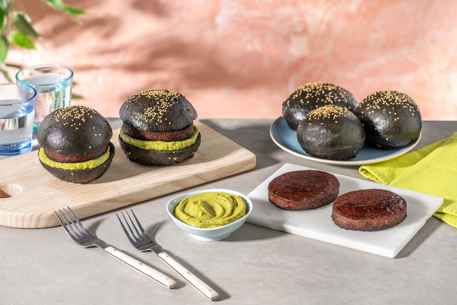 Pimp your Burger! Black Buns, Pulled Turkey & Guacamole