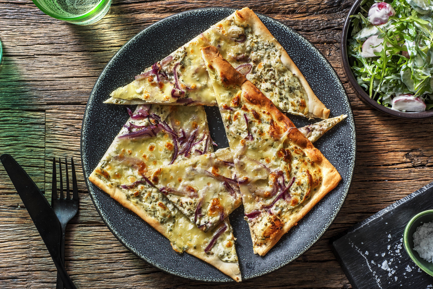 Knuspriger Flammkuchen mit Mozzarella