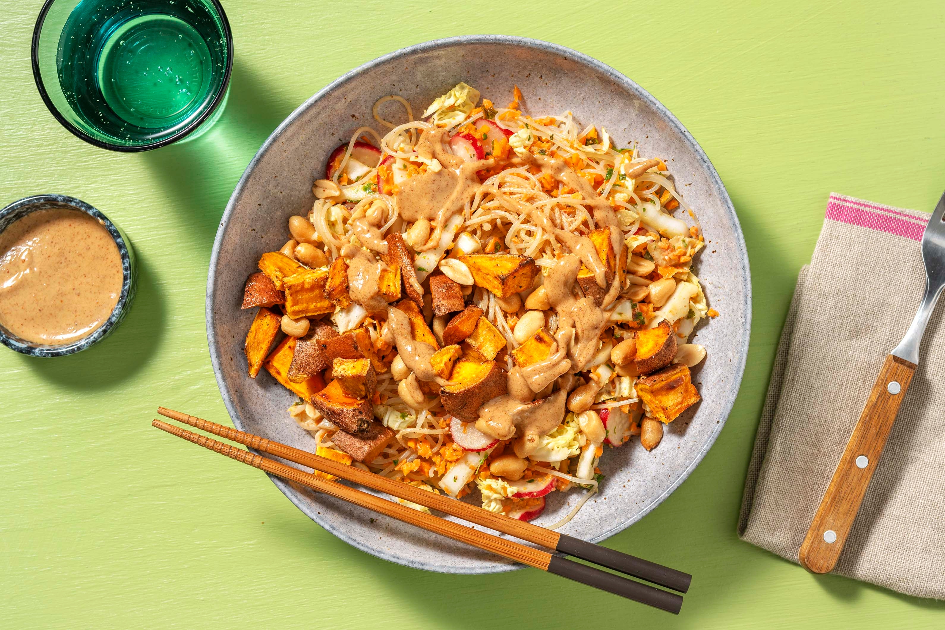 Chinakohl-Glasnudelsalat mit cremigem Erdnuss-Dressing