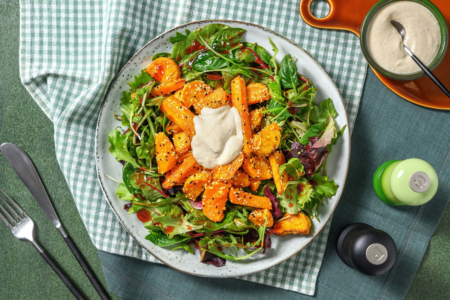 Sesam-Süßkartoffel mit Hummus-Dip