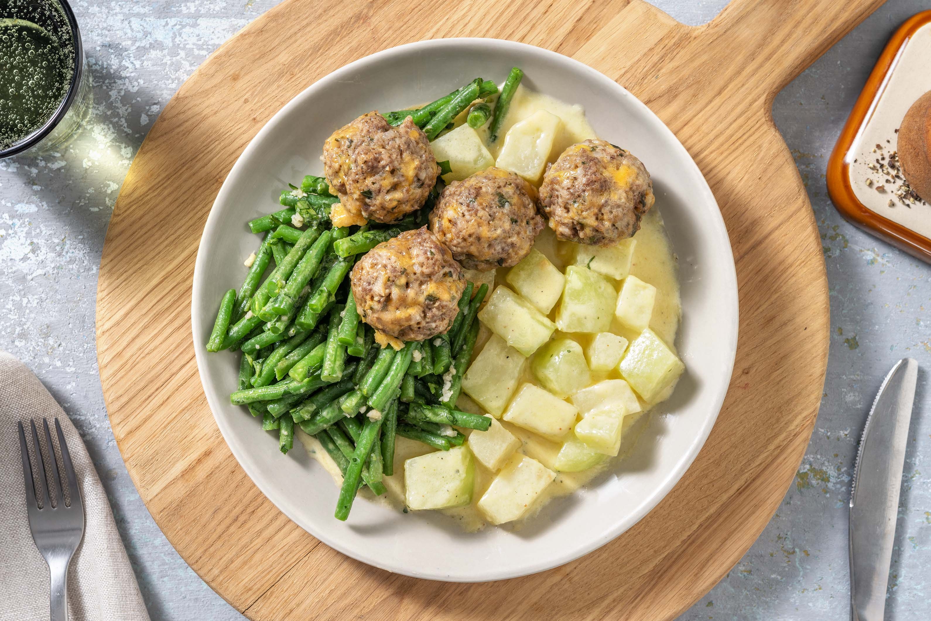 Käsige Hackbällchen mit Rahmkohlrabi