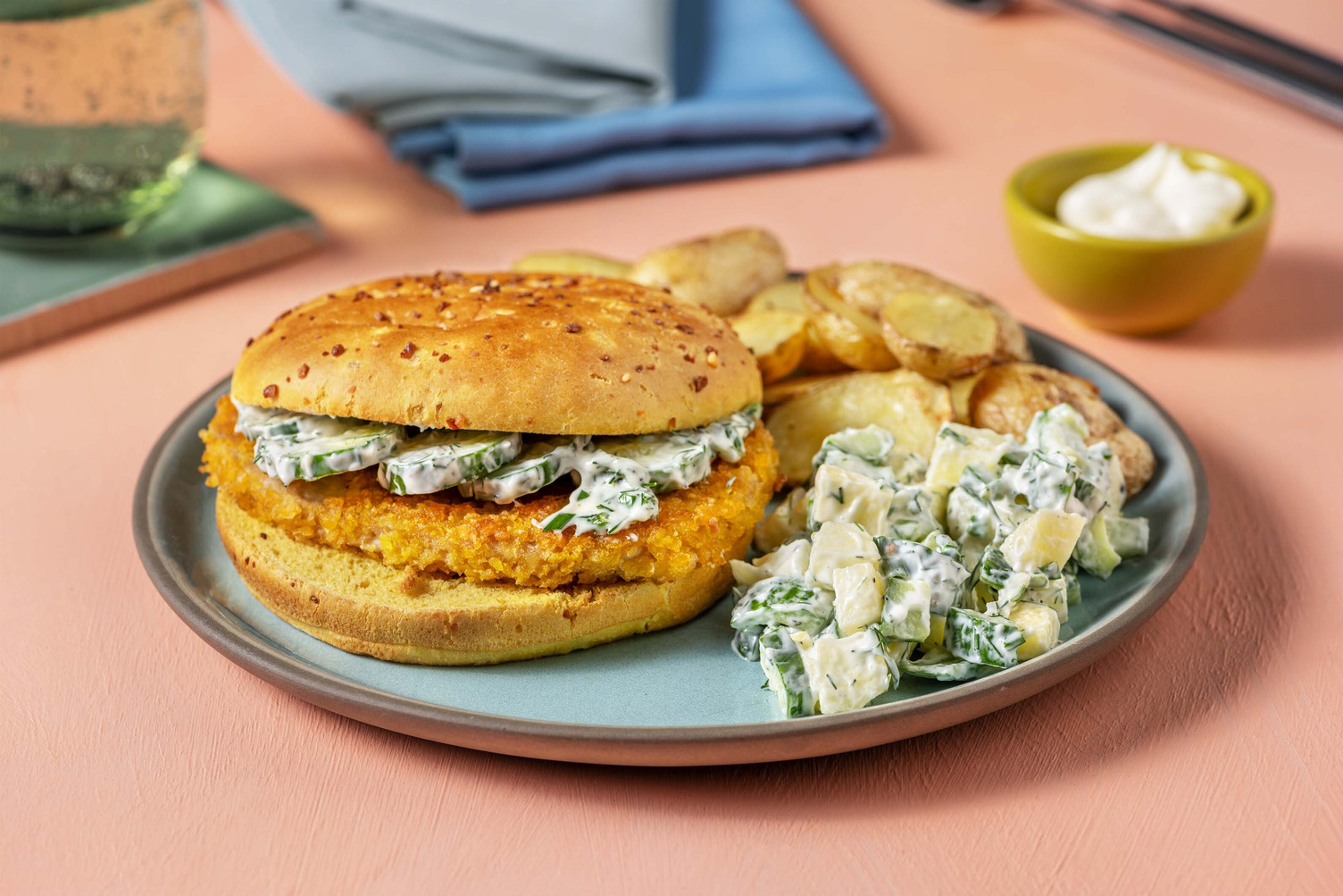 Broodje kaasschnitzel met gebakken krieltjes