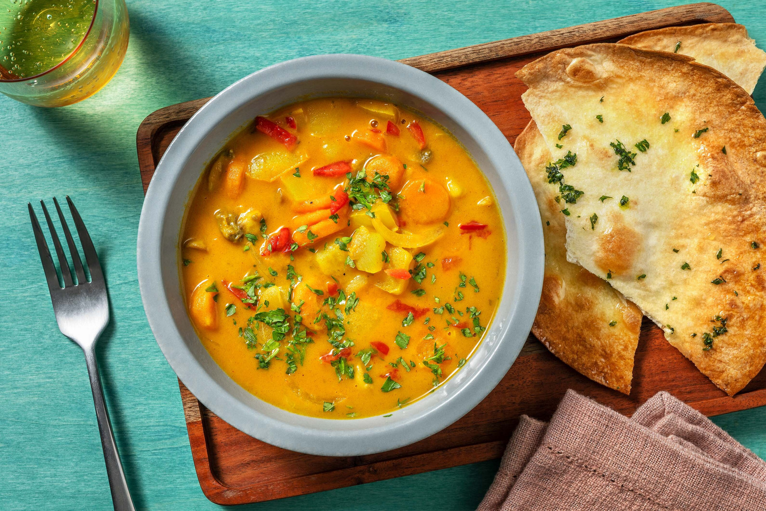 Goldenes Curry mit buntem Ofengemüse