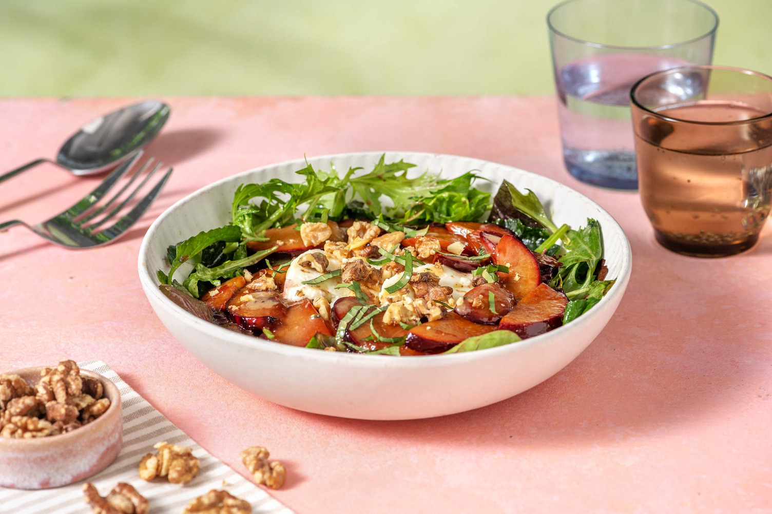 Gegrillter Balsamico-Pflaumen-Salat mit Büffel-Mozzarella und Peperoncini-Honig-Vinaigrette