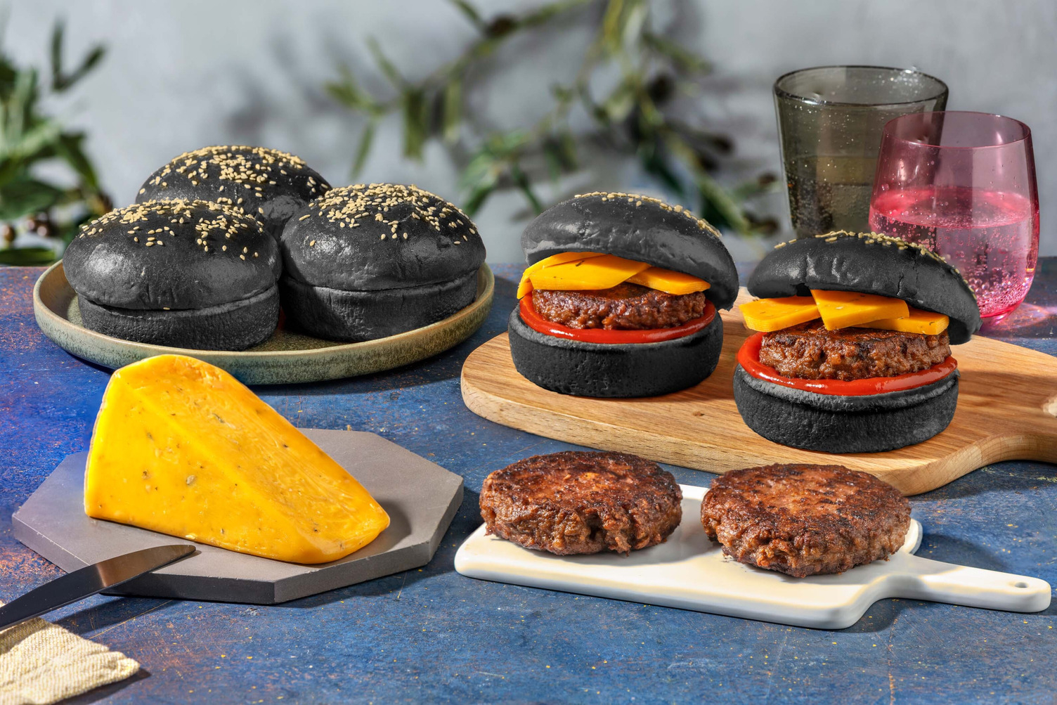 Halloween Burger mit Kürbis Cheddar und vegan patty