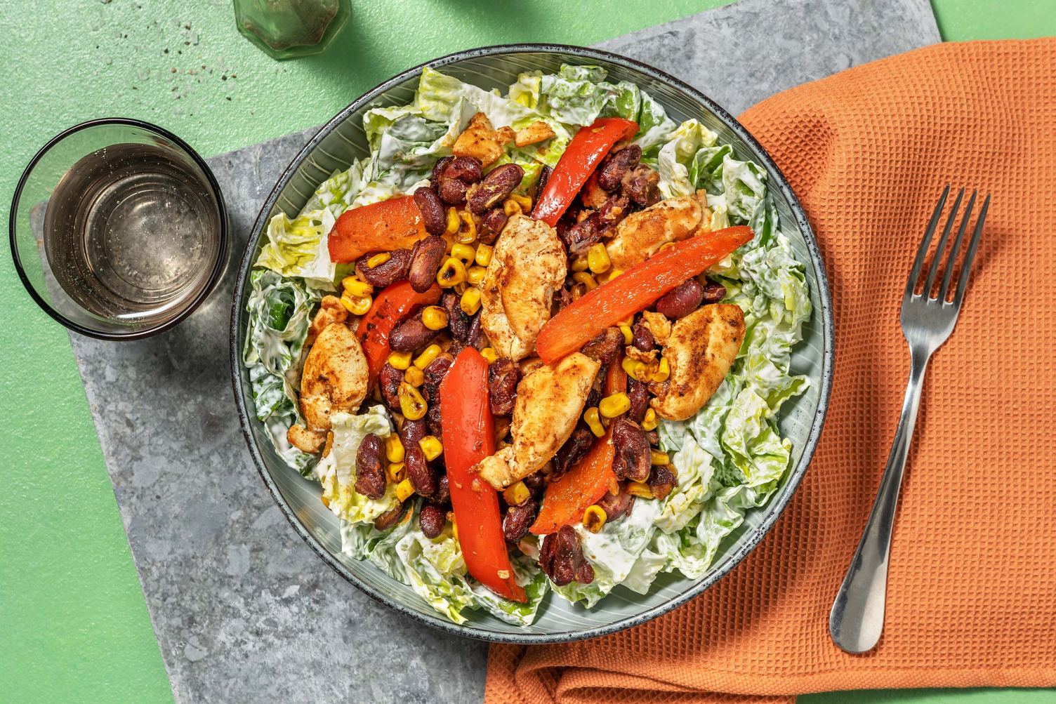 Mexikanischer Salat mit Hähnchenstreifen